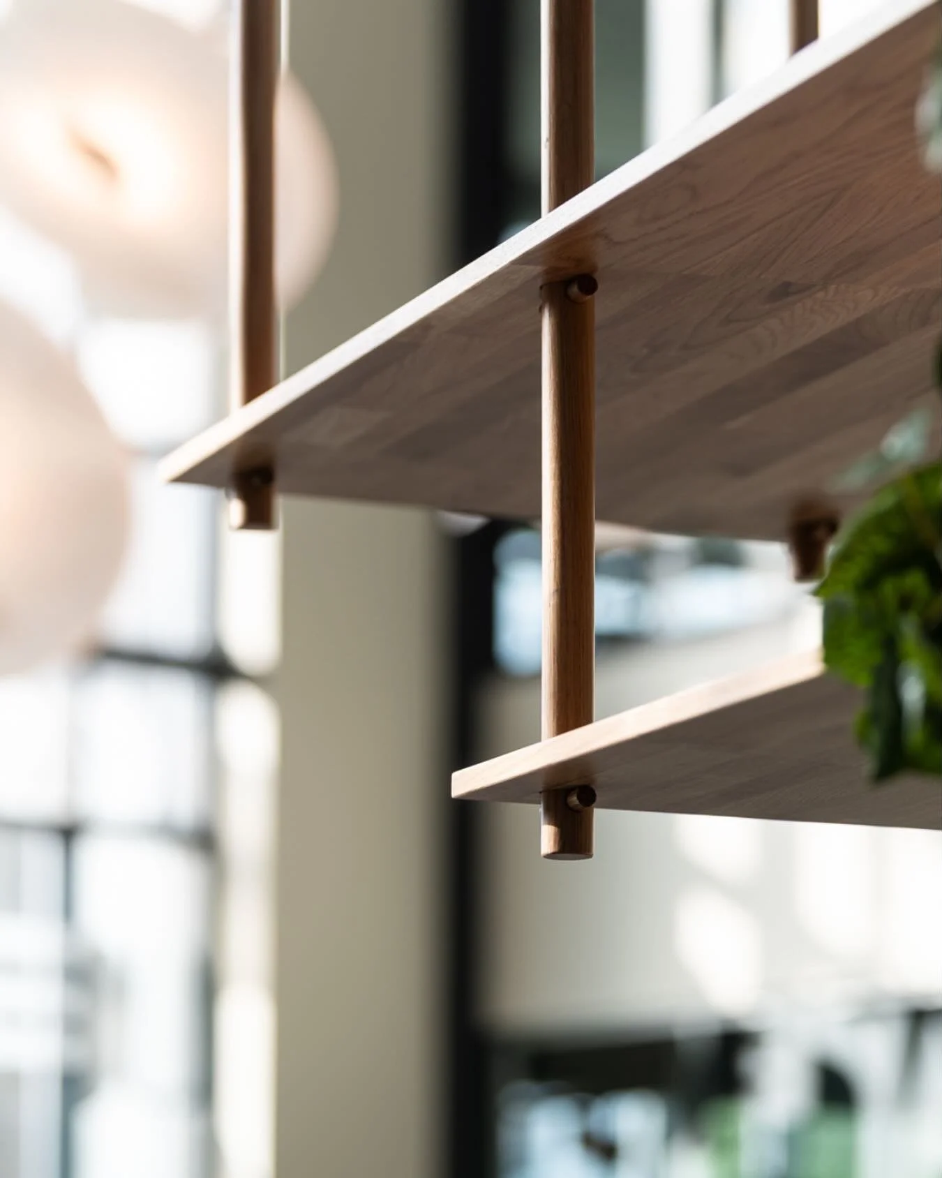 I f&oslash;rste etasje i Snar&oslash;yveien 20 best&aring;r alt l&oslash;st inventar av ombruk. Sammen med m&oslash;belsnekker Henriksen har vi i tillegg laget fast inventar med 60&ndash;90% ombruksmaterialer.

Foto: Niklas Hart