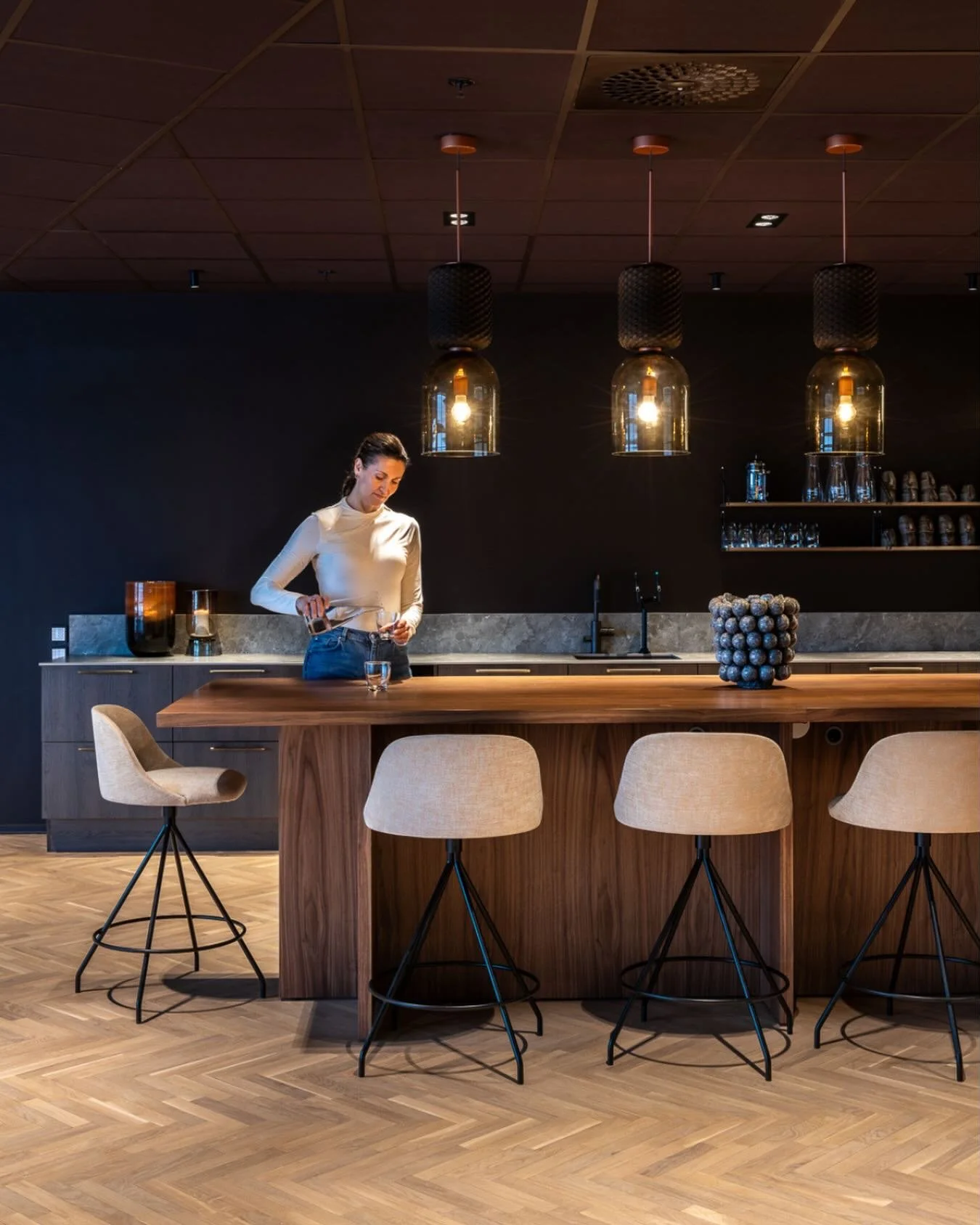 I House of QNTM jobbet vi tett med kunden for &aring; skape et rom som like gjerne kunne v&aelig;rt stue og kj&oslash;kken i et hjem &ndash; som den sentrale delen av lokalet.

Hjertet av rommet, det f&oslash;rste som m&oslash;ter deg, oser av varme,