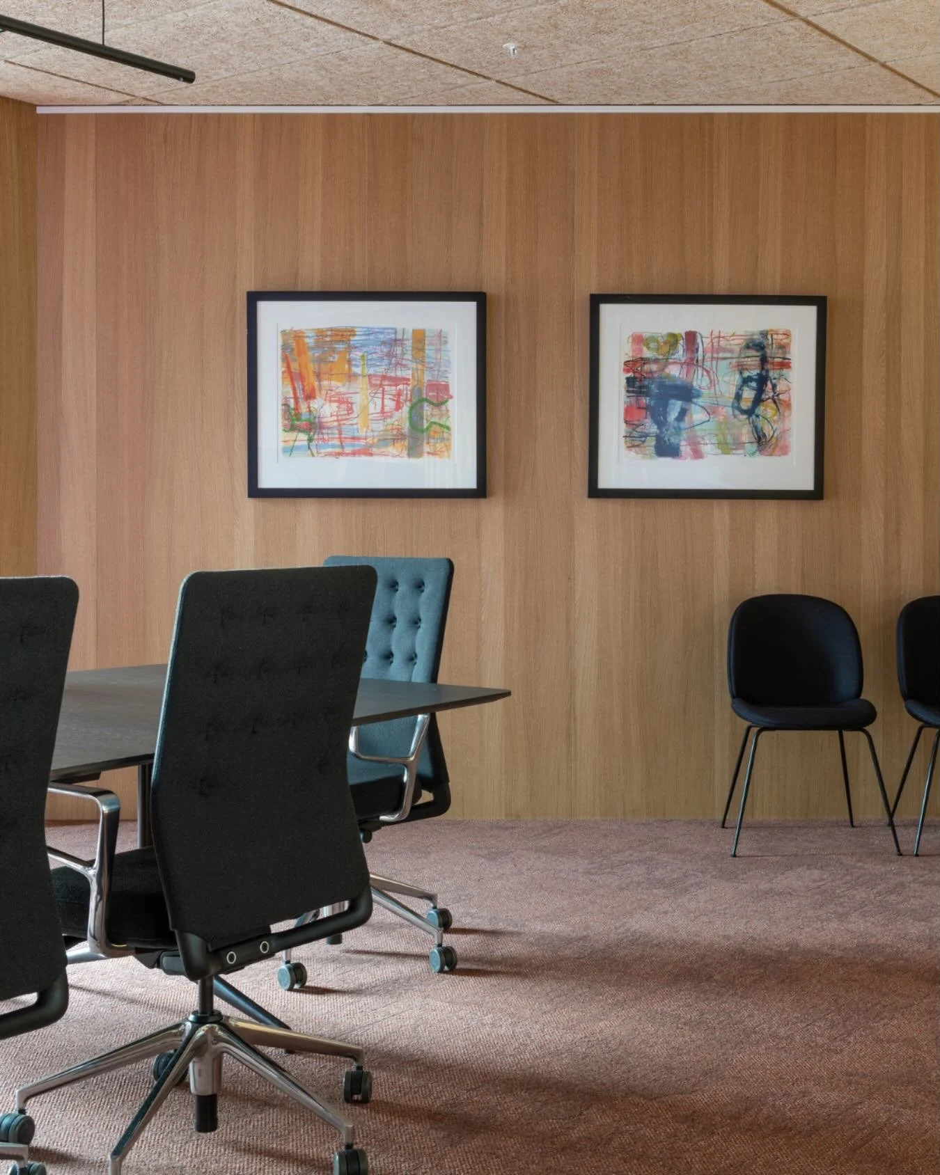 P&aring; styrerommet hos &Aring; Energi har vi jobbet med kundens egen kunst og tilpasset den til interi&oslash;ret, slik at den blir en naturlig del av helheten i rommet 🎨

Foto: Niklas Hart