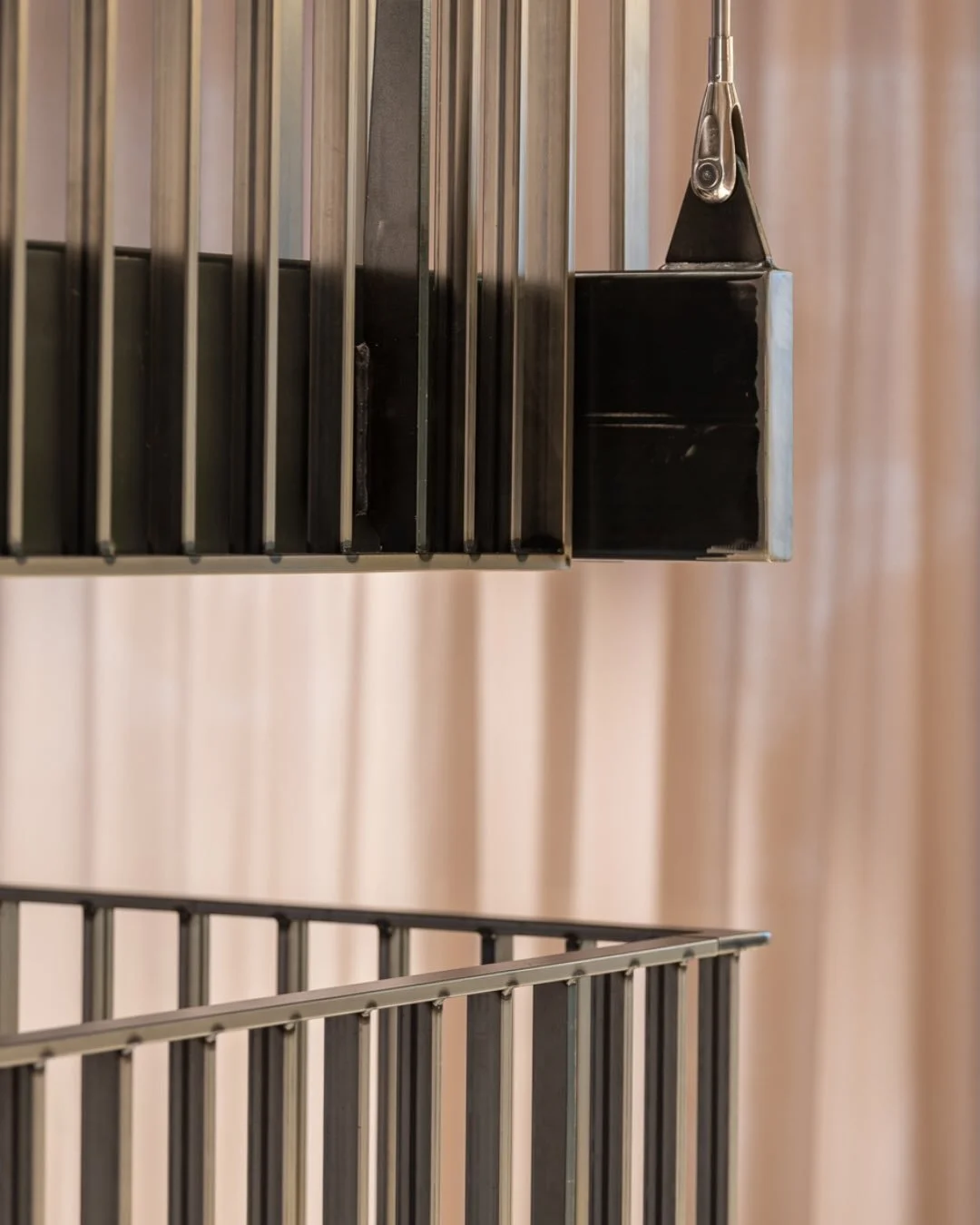 Trappen hos &Aring; Energi er inspirert av de r&aring; kvalitetene i produksjonsanleggene &ndash; betong, st&aring;l og robuste strukturer. Ubehandlede materialer, st&oslash;pt og sveiset sammen til ett tydelig arkitektonisk element.

Trappen fungere