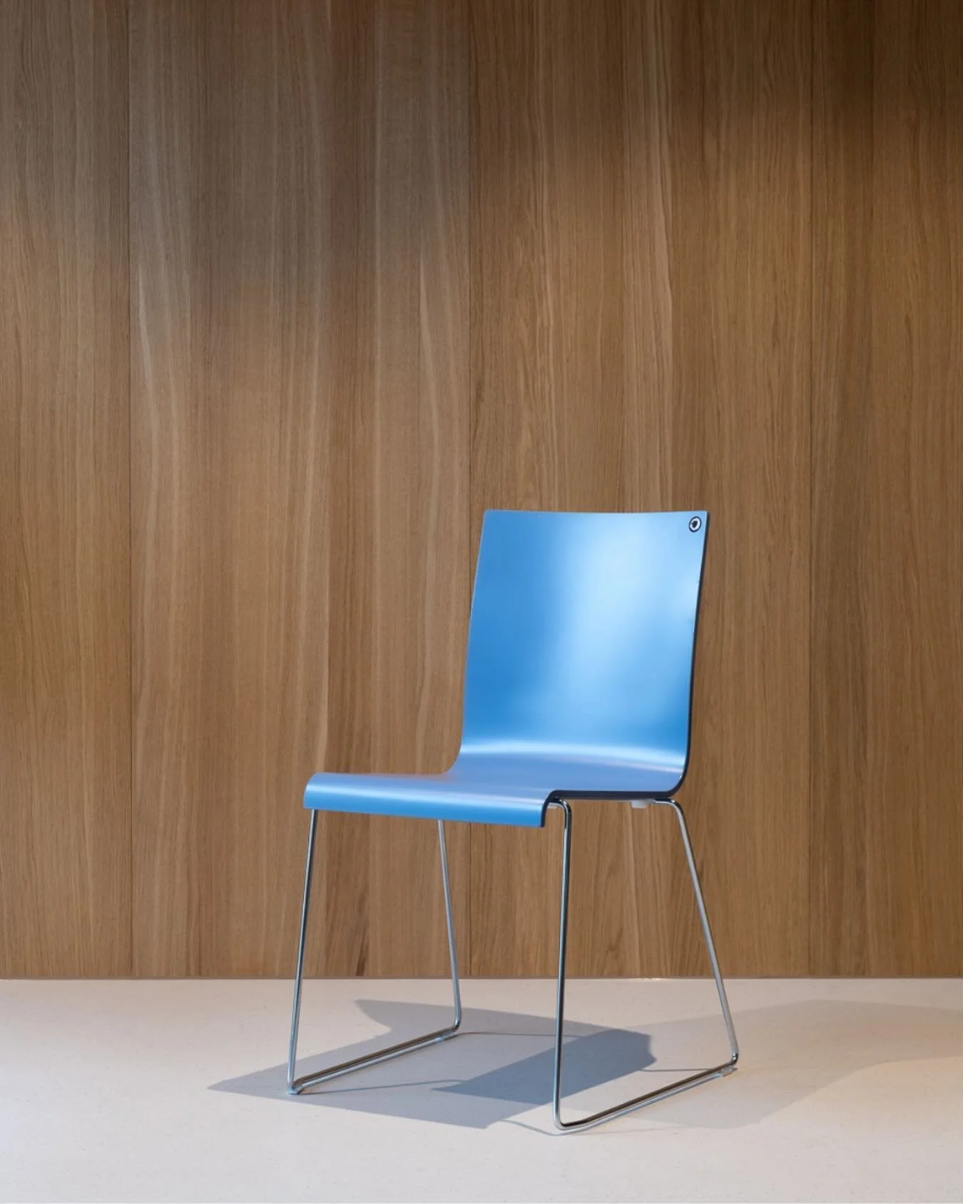 Den bl&aring; stolen 💙

En gammel kantinestol fikk nytt liv gjennom et samarbeid med &Aring; Energi og Sam Eyde Videreg&aring;ende Skole. Elevene fikk i oppgave &aring; finne en mer effektiv og milj&oslash;vennlig m&aring;te &aring; lakkere stolene 