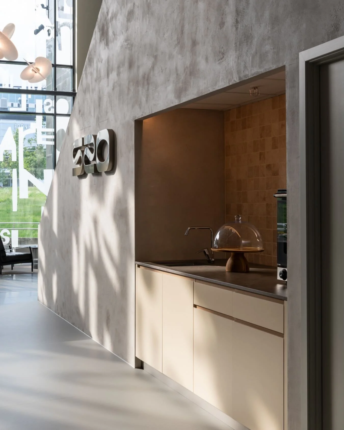 Snar&oslash;yveien 20 er et 12 &aring;r gammelt bygg p&aring; 24 000 m&sup2; som hadde behov for nye leietakere. Vinter har v&aelig;rt involvert fra en tidlig fase i utleieprosessen, og har utviklet fellesarealene med ny personalrestaurant og barcept