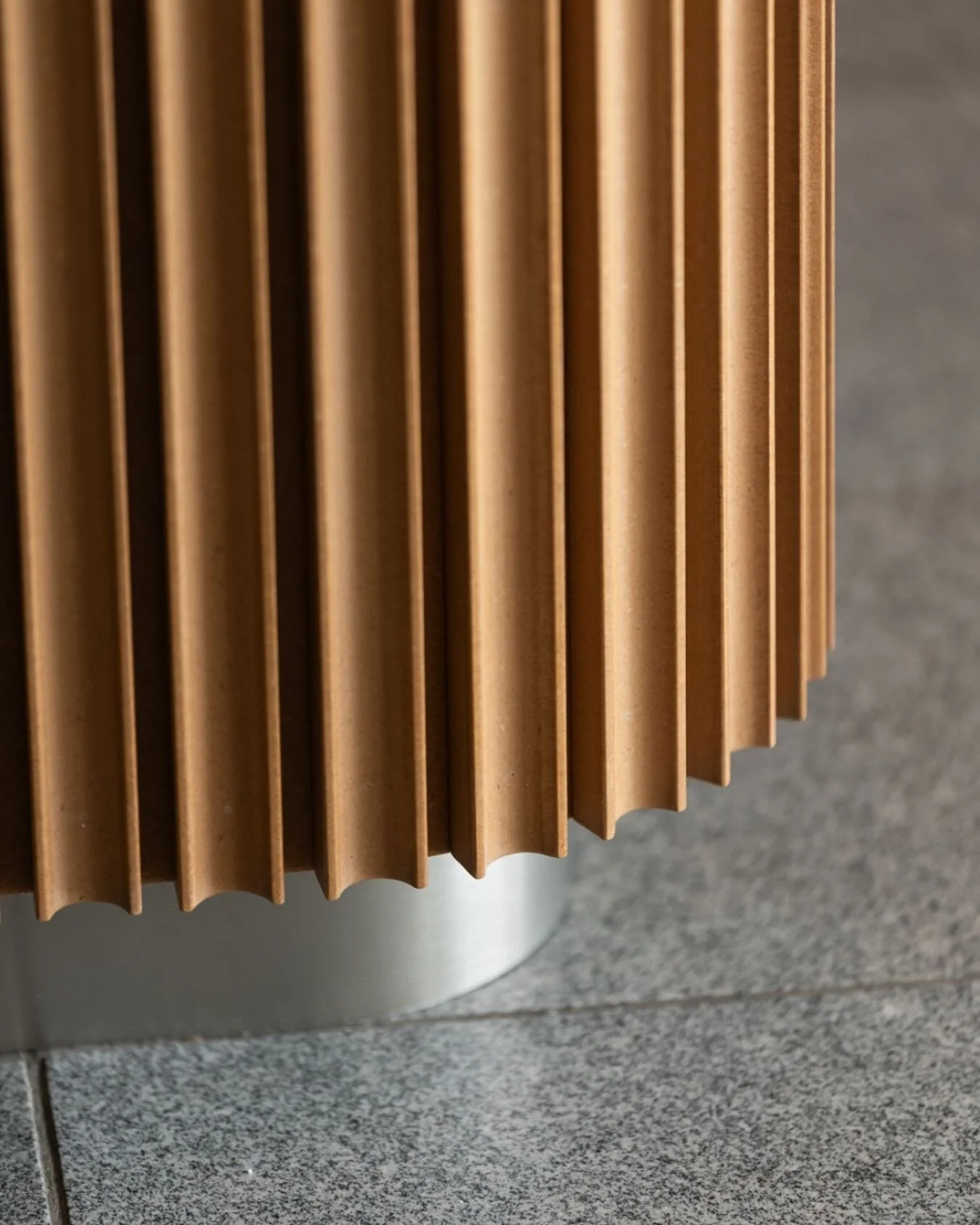 MDF-profiler som ble frest ut av veggpaneler fra det eksisterende bygget, gir n&aring; karakter og identitet til interi&oslash;ret i Snar&oslash;yveien 20.

Foto: Niklas Hart