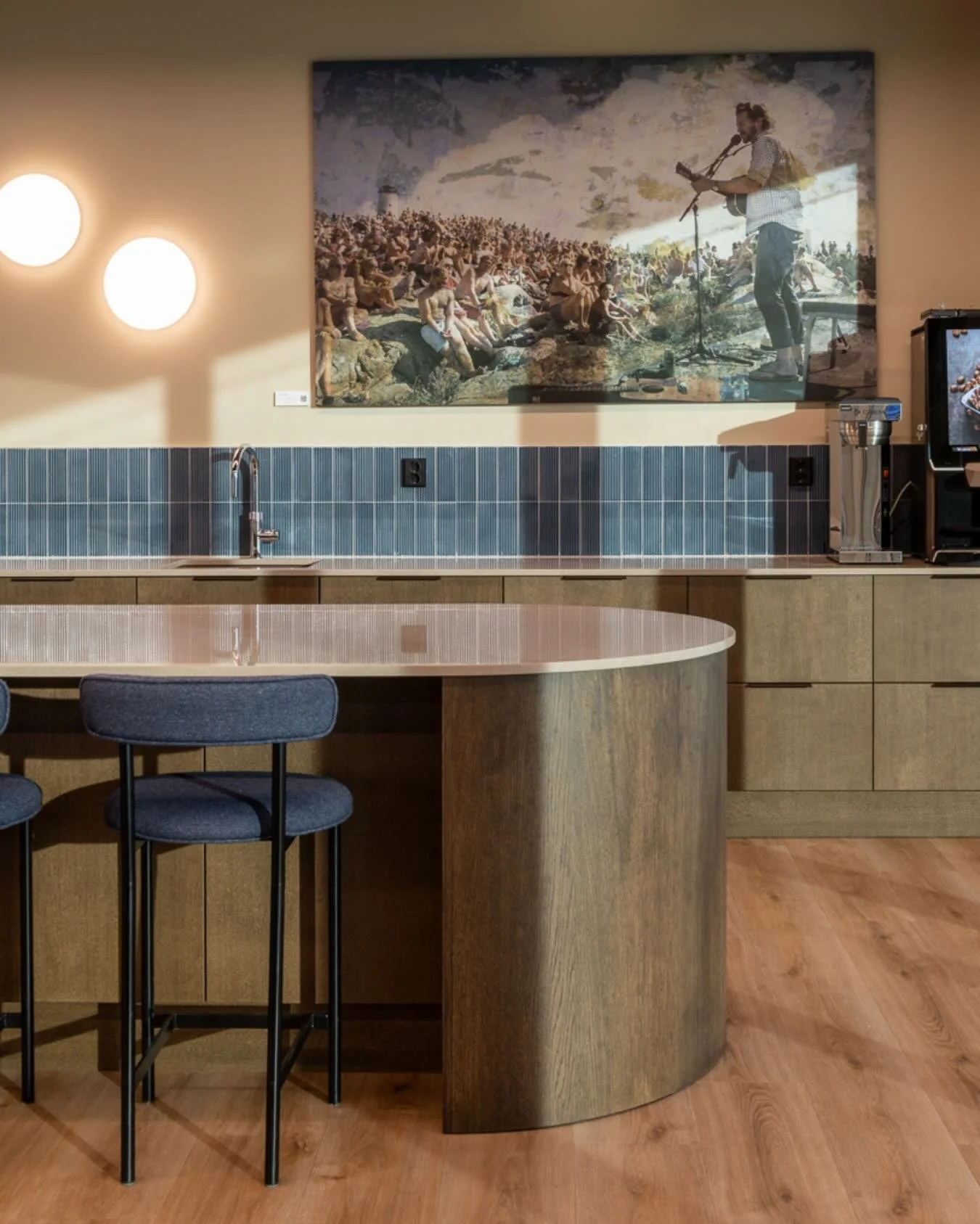 Lokalene til Agderposten gj&oslash;r det mulig &aring; invitere publikum inn &ndash; til arrangementer, debatter, omvisninger og m&oslash;ter mellom redaksjon og innbyggere.

Foto: Niklas Hart