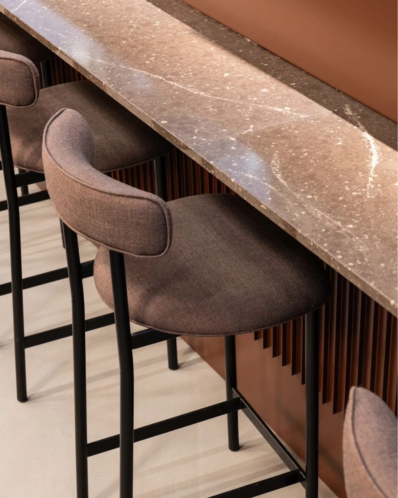 Det som f&oslash;r var en lukket resepsjon p&aring; Sj&oslash;lyst Plass 3, er n&aring; &aring;pnet opp. Resultatet er mange gode sitteplasser og et trivelig omr&aring;de der man kan sl&aring; av en prat med kolleger, m&oslash;te gjester eller ta en 