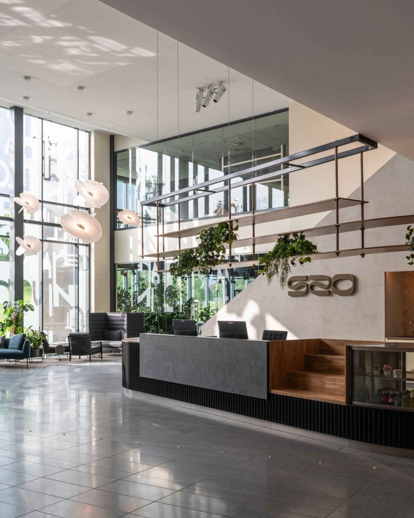 &Aring; trekke naturen inn og fokusere p&aring; bevegelsen gjennom bygget, var tidlig en intensjon i prosjektet. Det f&oslash;rste du m&oslash;ter i Snar&oslash;yveien 20 er en raus og synlig Barception utf&oslash;rt i overskuddsmaterialer.

Foto: Ni