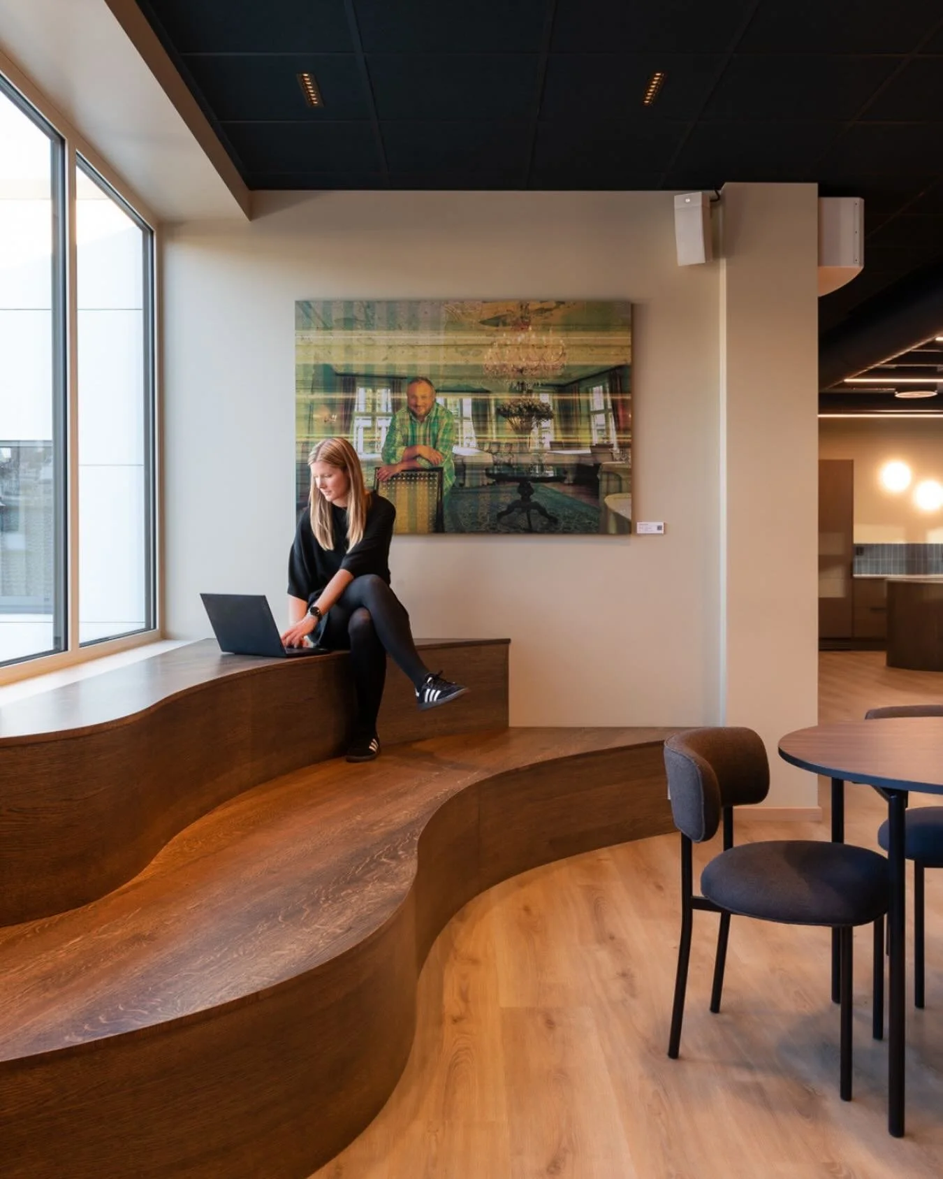 Den sosiale sonen hos Agderposten er utformet som et samlende sted i mediehuset, hvor ansatte og bes&oslash;kende kan m&oslash;tes i uformelle omgivelser. Med sofaer vendt mot utsikten og kaffemaskinen som naturlig samlingspunkt, legger omr&aring;det