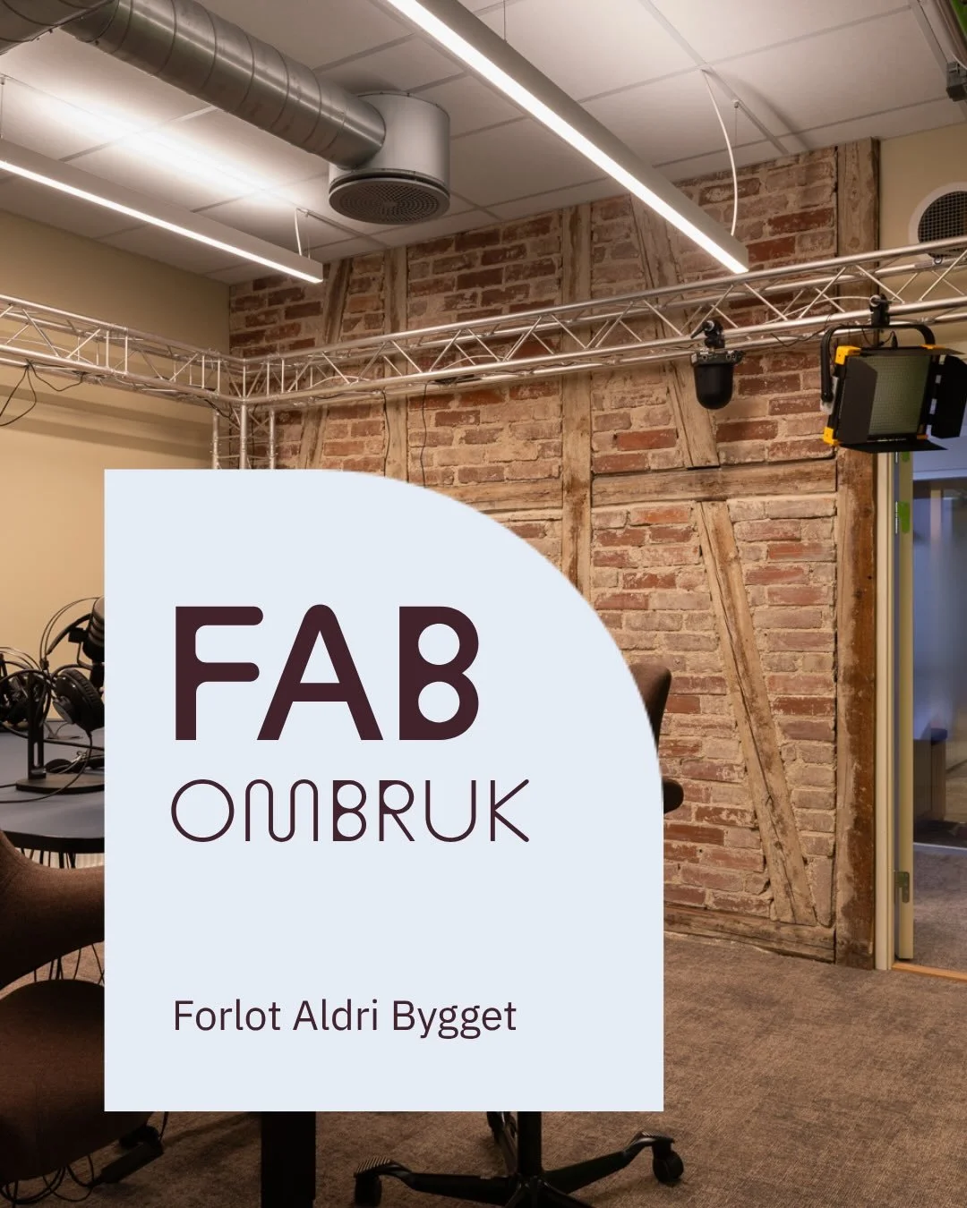 Den originale teglveggen hos Agderposten er bevart og fremheves i dag som en sentral del av interi&oslash;ret i lokalene.

Foto: Niklas Hart
