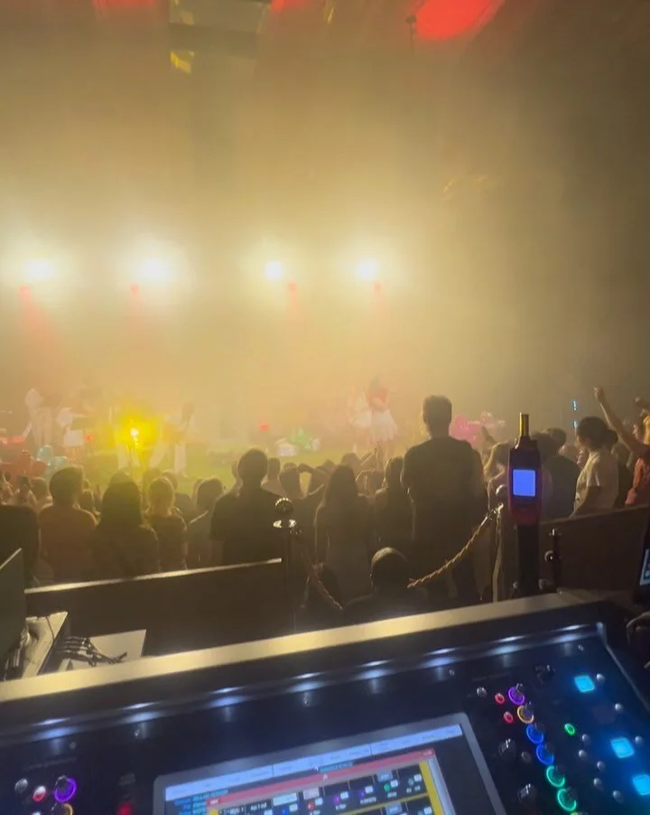 HIGH FIVES @ FOH @katenash @earthackney and what an incredible time it was. @lee_emmajane handled everything on stage while @lewisleft had fun with @l.acoustics.official L-isa out front. @digico.official Sd9 Mons X SD12 FOH 🩵