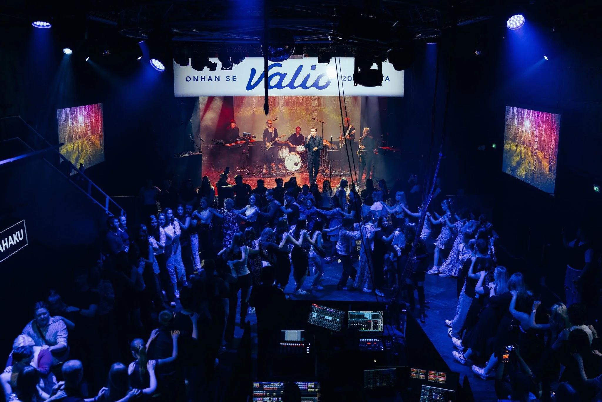 Toteutamme my&ouml;s yritystapahtumia! ✅

Suunnittelemme tilaisuuteesi &auml;&auml;nen, valon ja visuaalisen ilmeen, olipa kyseess&auml; yksityistilaisuus, konferenssi, messut tai asiakasjuhlat. 🪄✨

Kuvat viime viikolla j&auml;rjestetyst&auml; Valio