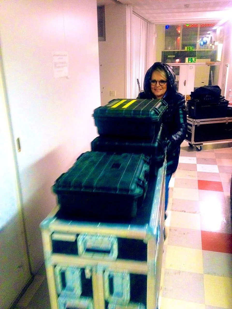 Kiitos Katri ❤️&zwj;🔥

Kuvasta nousee mieleen legendaarinen muisto: Er&auml;&auml;ll&auml; keikalla Kuusankoskella me oltiin viel&auml; roudaamassa kamoja, kun Katri tuli kysym&auml;&auml;n: &ldquo;Kauanko viel&auml; menee?&rdquo; Heitettiin vitsill