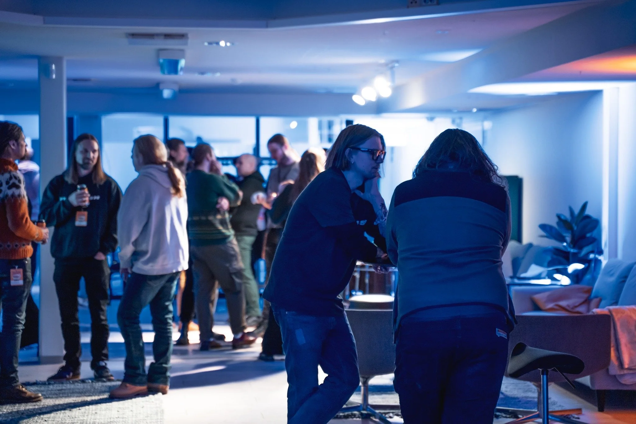 Viime viikolla vietimme @stereoidltdoy  @flatpushproduction @rockvalot @backlinefi  ja @middle8livefi  yhteisi&auml; tupareita uusissa toimitiloissamme Hernepellontiell&auml;. 🎉

Talo t&auml;ynn&auml; yst&auml;vi&auml;, kollegoita, hyv&auml;&auml; f