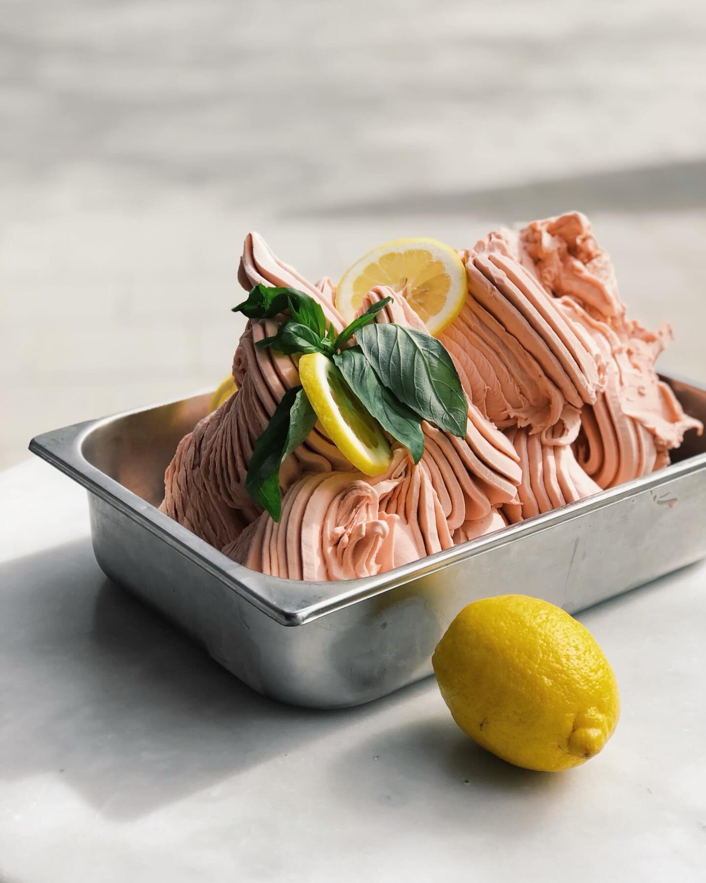 Bar Schiacciate x SN&Ouml; 

I Italien &auml;r glass snarare &auml;n livsstil &auml;n en dessert. Man samlas g&auml;rna under de dova, gula stadslamporna och &auml;ter gelato. Att f&aring; kroka arm och dela k&auml;rleken f&ouml;r den italienska matk