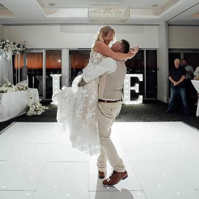 Jess and Trent looking effortless in their first dance lift😍💃🏻
📸 @artsinmotion.wa
⛪️ @thebreakwaterhillarys
#firstdance #weddingdance #bridalwaltz #weddingdancelessons #perthweddinglessons #loveisintheair #weddingday #perthweddings #perthwe