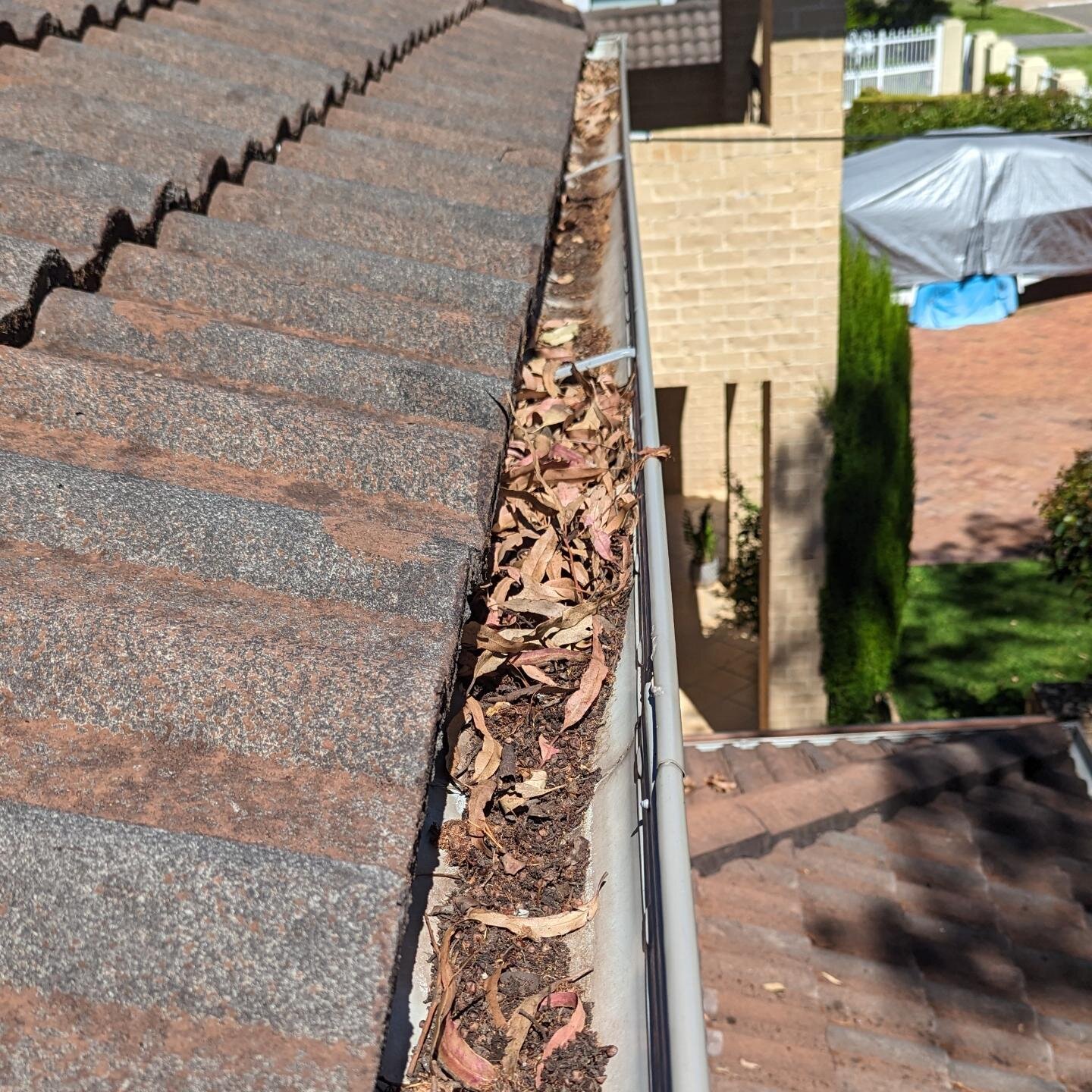 BEFORE &amp; AFTER - Sagging gutter repaired with reinstalled brackets, gutters cleaned and gutter guard installed 

#guttercleaning #guttercleaningservices #guttermaintenance  #gutterpromaintenance #gutterprotection