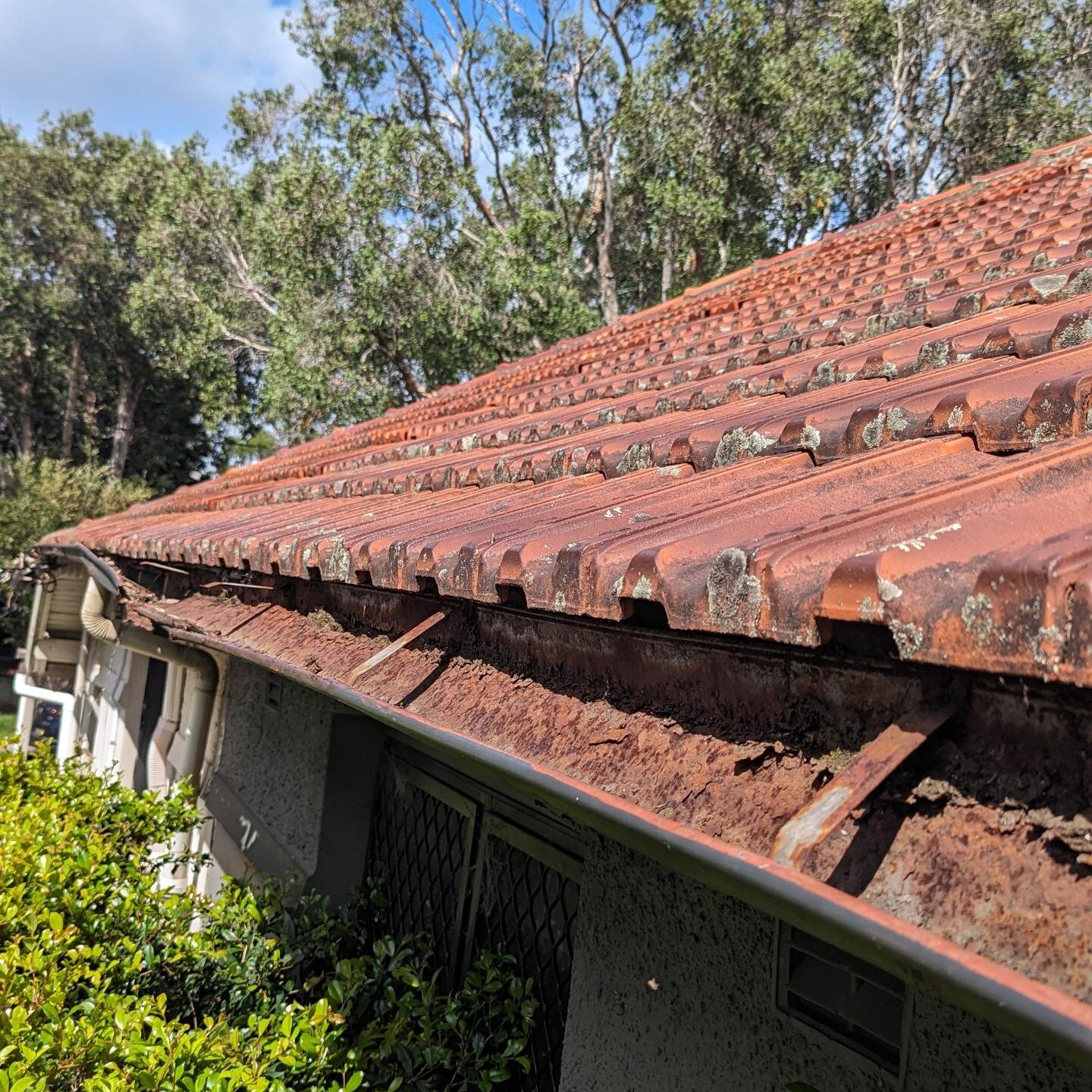 BEFORE &amp; AFTER - Rusted out gutter and brackets replaced with brand new colourbond guttering. Ready for the next rain!

#guttercleaning #guttercleaningservices #guttermaintenance  #gutterpromaintenance #gutterprotection