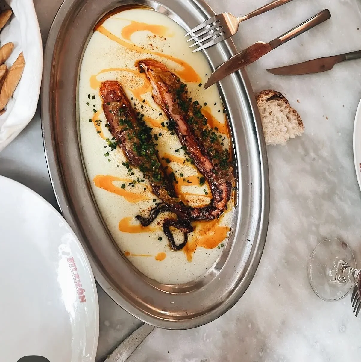 En la playa se est&aacute; bien pero en Filem&oacute;n mejor ❤️ disfruta que me dice un pajarito que en agosto cerramos para volver con m&aacute;s ganas en septiembre 🍷🥳🥓🍽️🍸📍☀️🍖🍺🥬🧀🍳