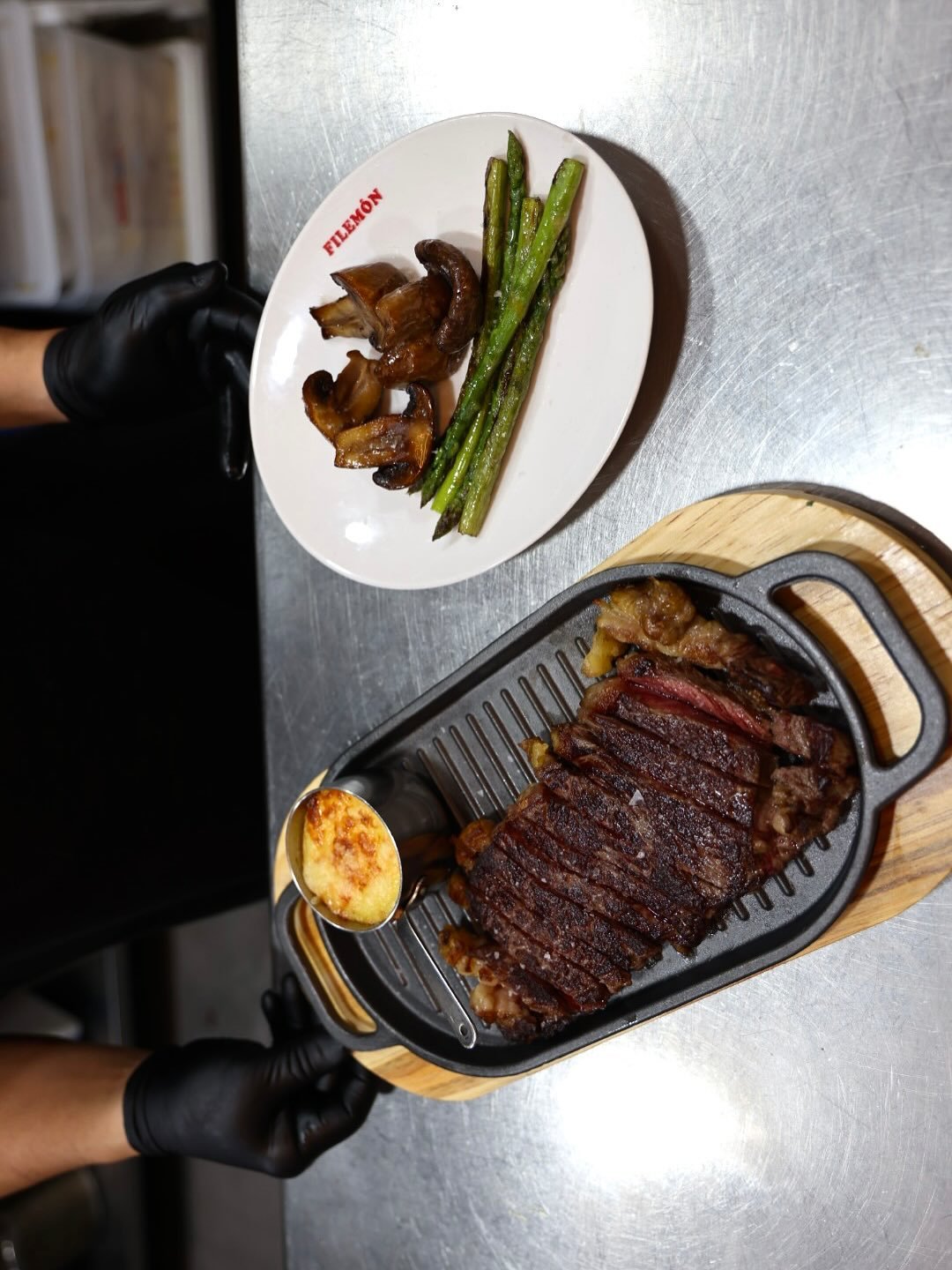 Entrecote a la plancha con pur&eacute; de patata y salsa agria acompa&ntilde;ado de champi&ntilde;ones y
trigueros🥩🍄&zwj;🟫🌱