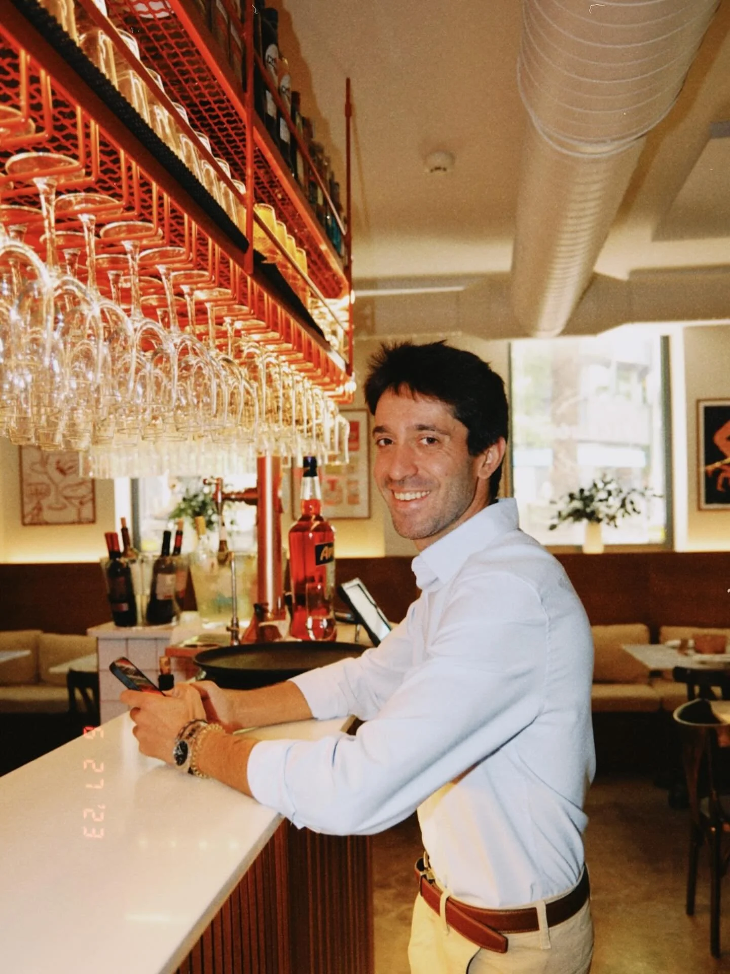 Este es Jimi, nuestro responsable de sala en Filem&oacute;n. Profesional&hellip; s&iacute;. Simp&aacute;tico&hellip; much&iacute;simo. Gal&aacute;n&hellip; ni te cuento.

Es el que se encarga de que no te falte de nada, de recomendarte ese vinito que