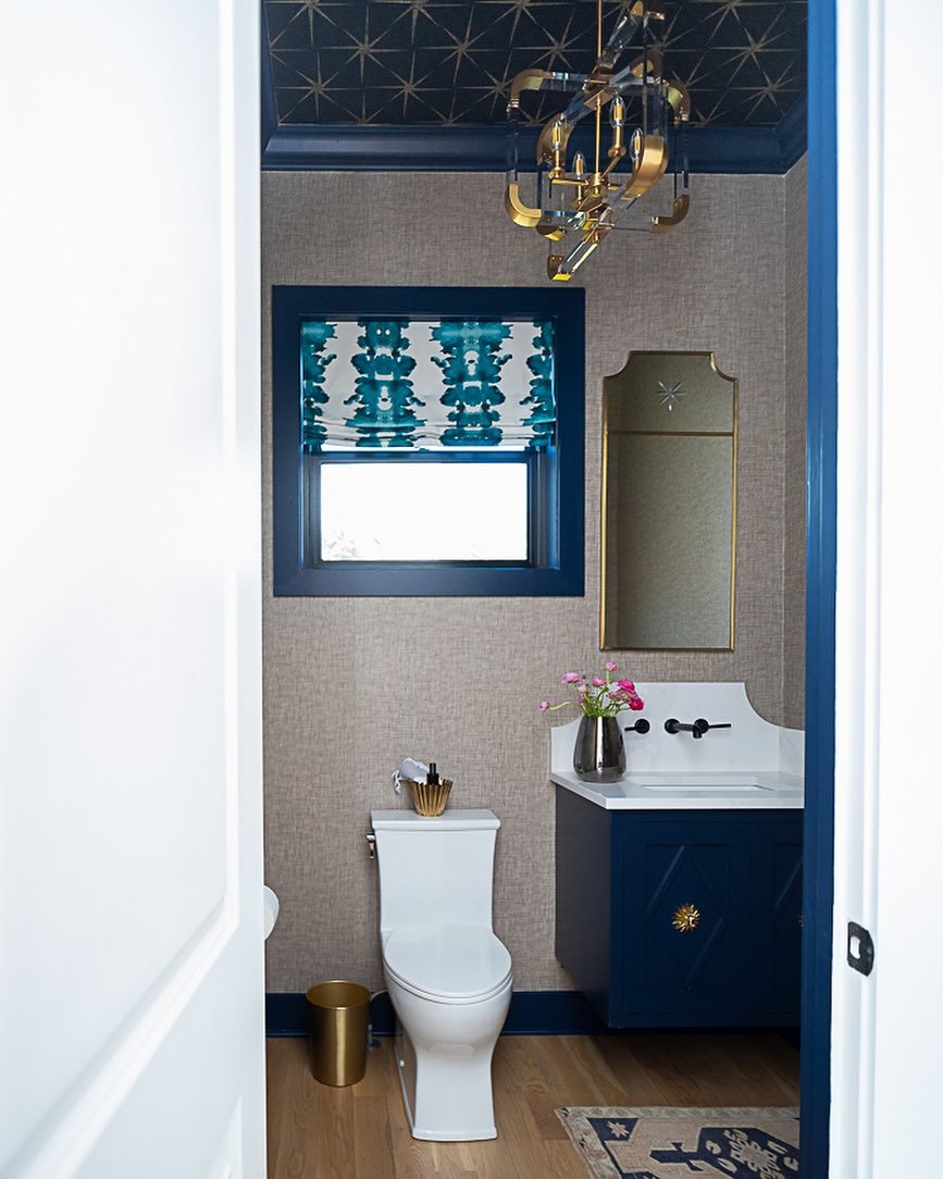 A powder room is a great place to go BOLD! #ardeninthewood
#powderroom 
#wallpaper 
#fifthwall
#brentwoodinteriors
#jennierebeccadesign