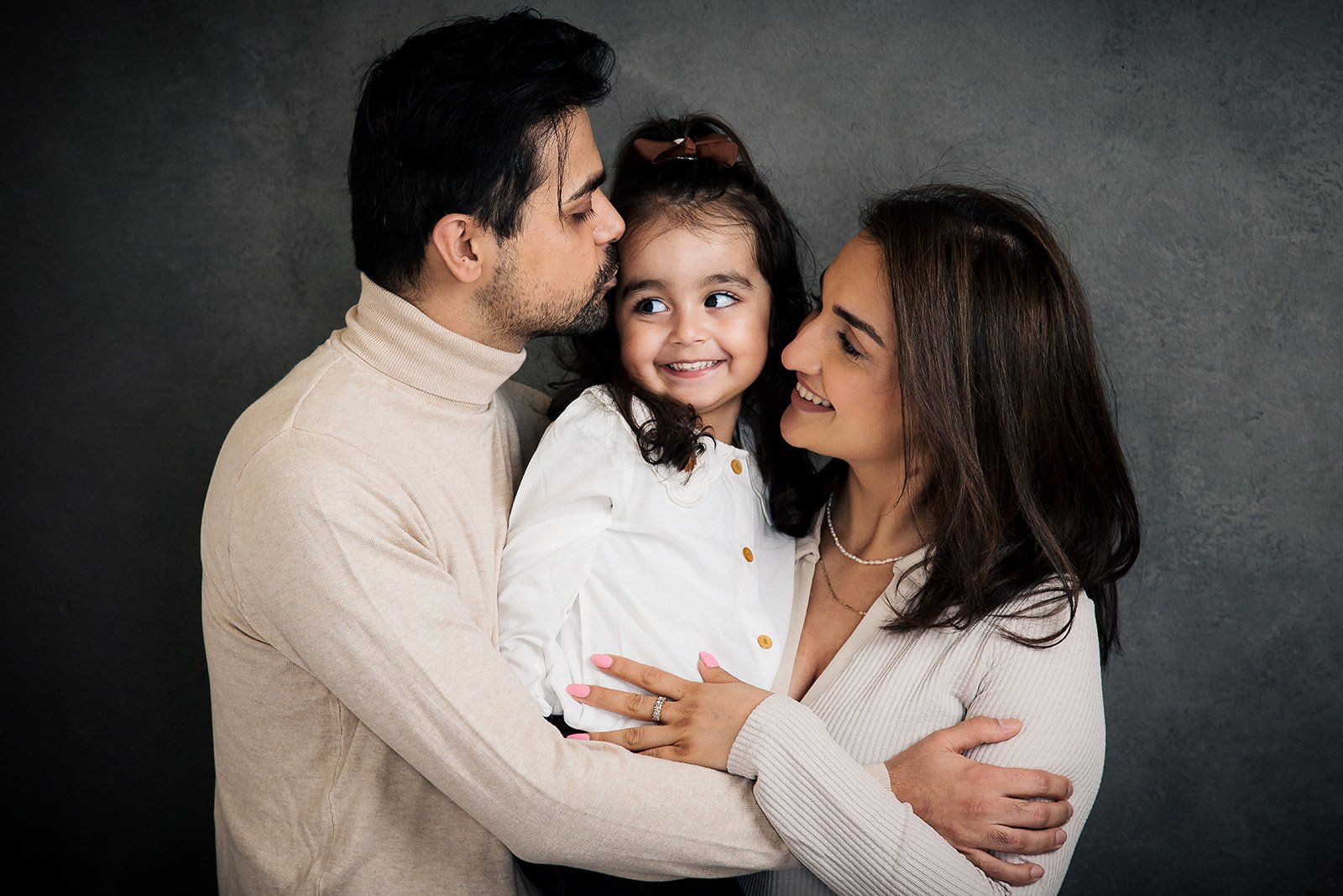 aalborg-familiefotografering---en-smilende-arabisk-familie-på-billedet_pt(7863351539).jpeg