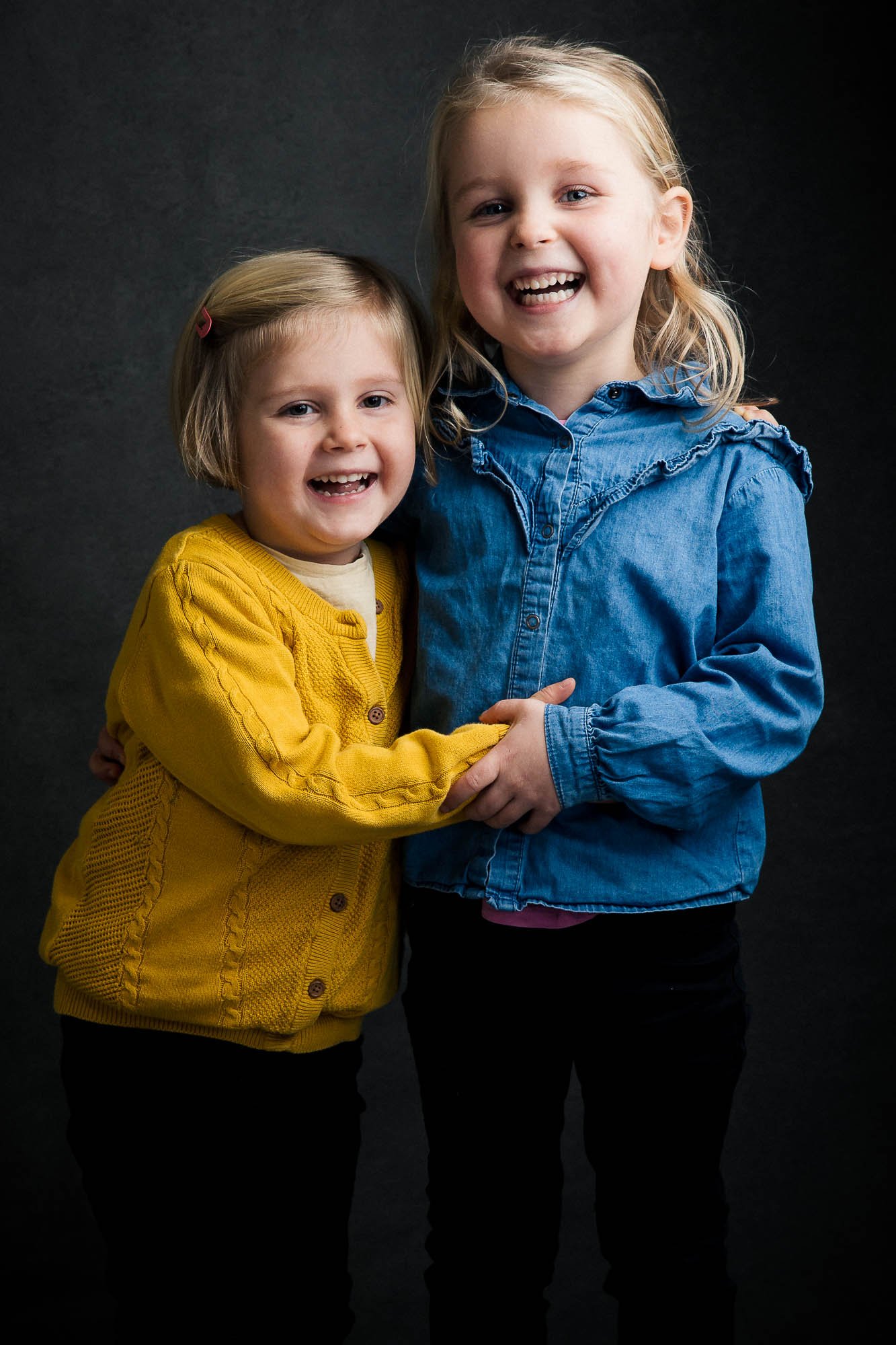 Søskende griner sammen foran fotografens linse i aalborg