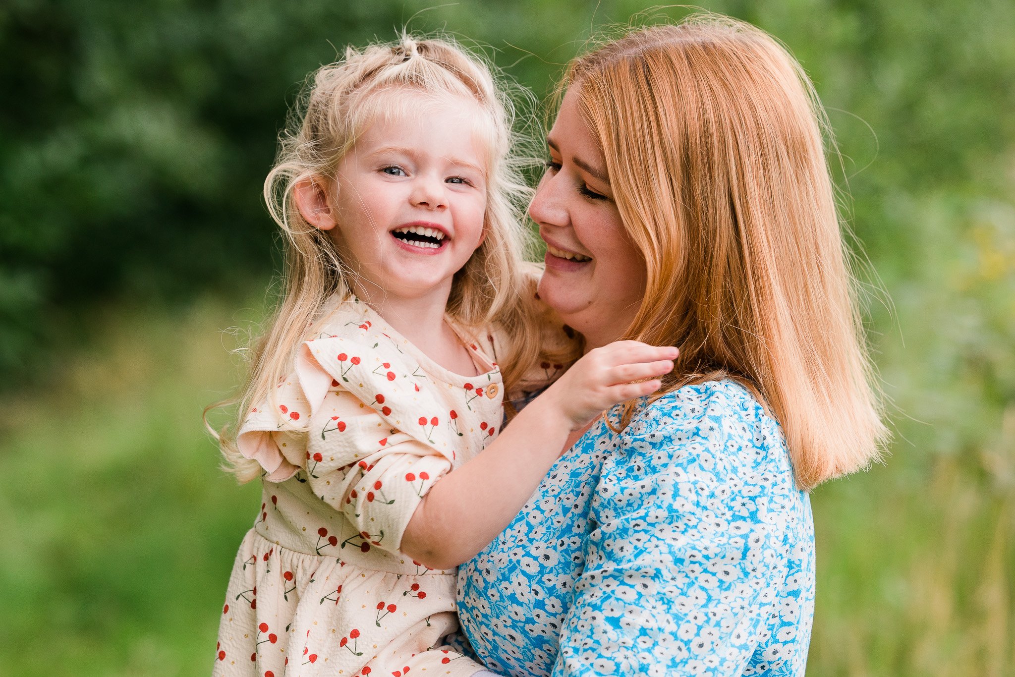    Mor og datter deler et kærligt blik under familiefotografering i Aalborg   