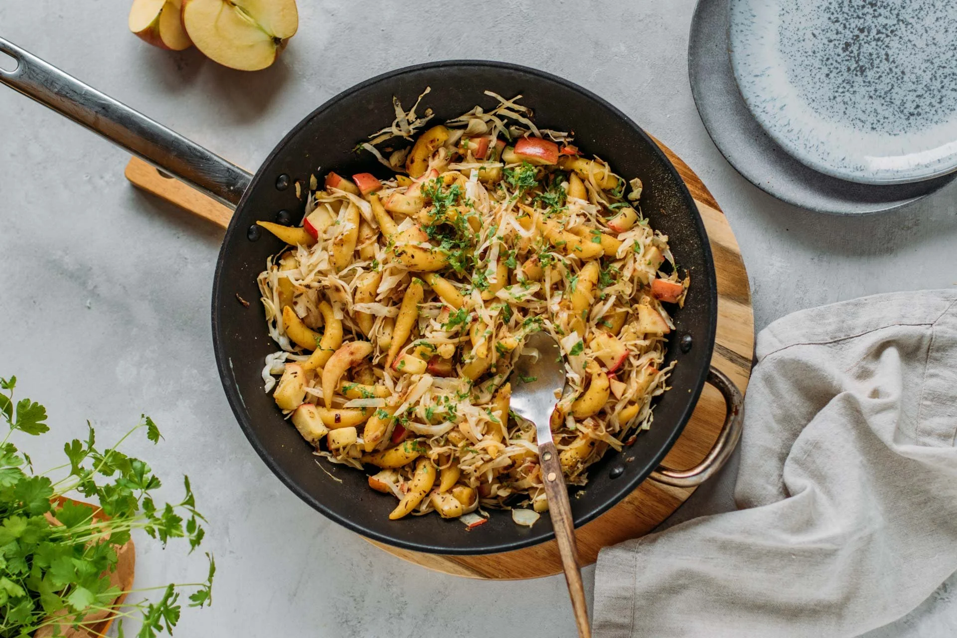 Weißkohl Pfanne mit Schupfnudeln — Valea - Abnehmen für Frauen