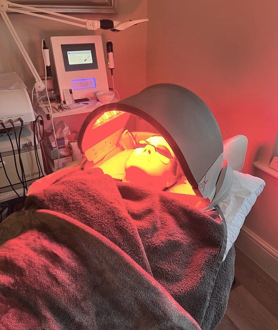 A very happy client enjoying the Dermalux Flex💡💕

This amazing piece of kit transforms the skin with no pain and zero downtime. This is done through its award winning, medical certified LED phototherapy.

What does it do? 

- destroys bacteria
- re