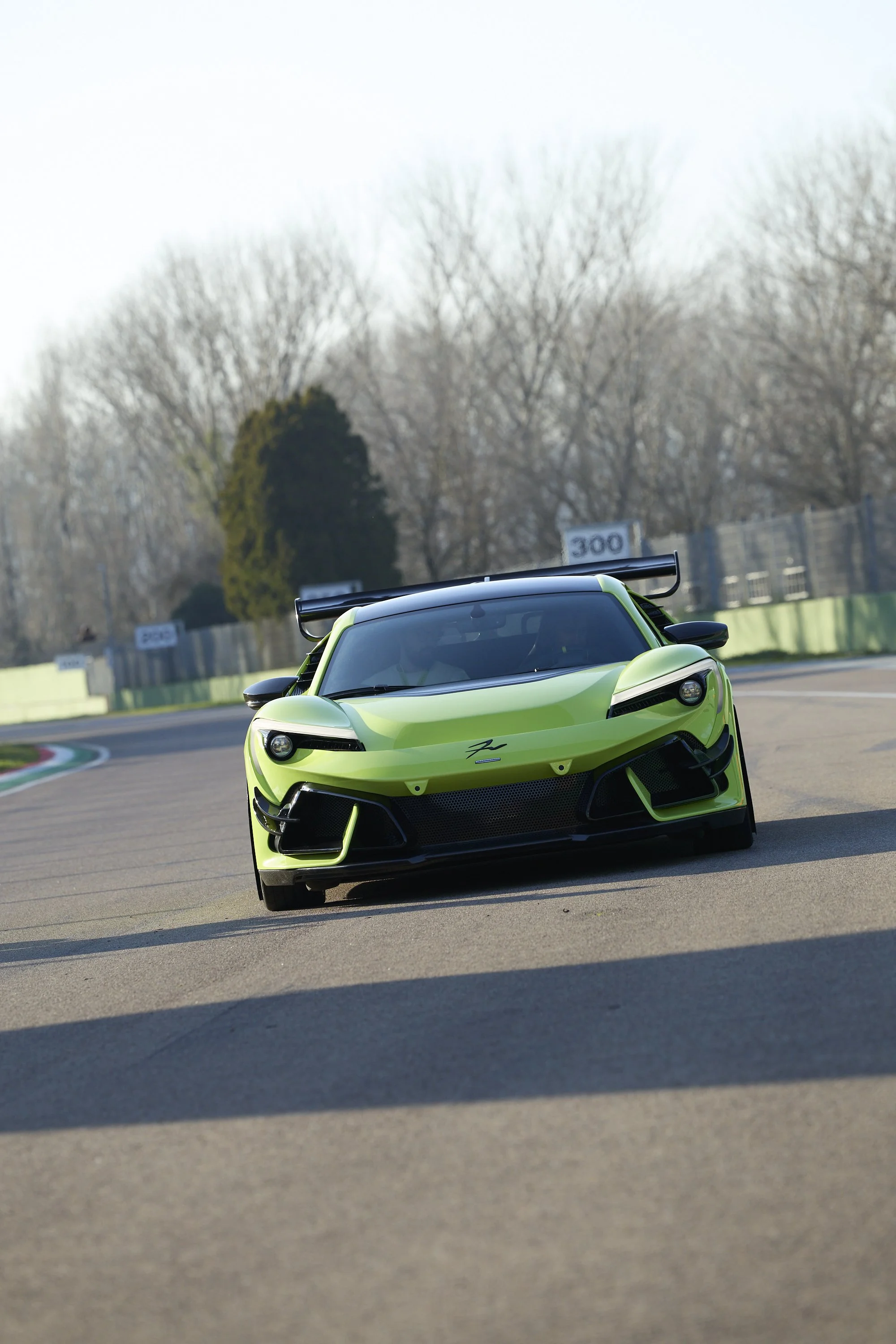 Auto sportiva verde su pista da corsa