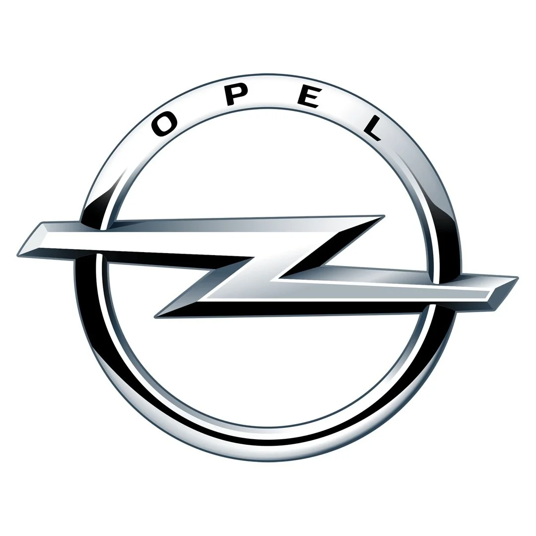 Logo del marchio automobilistico Opel, rappresentato da un cerchio con una saetta orizzontale al centro e la scritta "Opel" in alto.