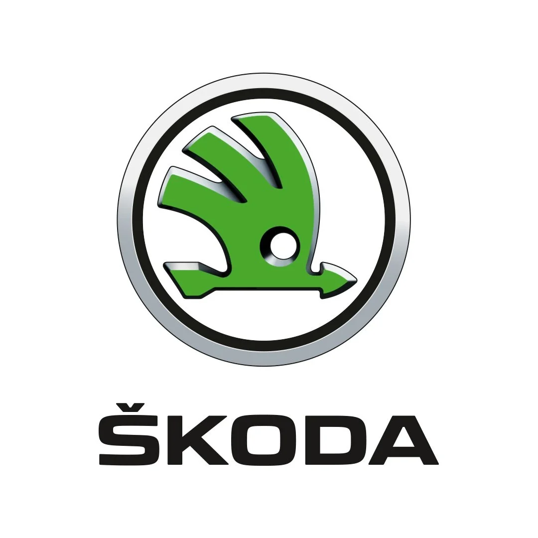 Logo di Škoda con simbolo verde alato e testo.