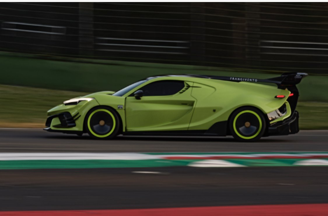Auto sportiva verde su pista da corsa