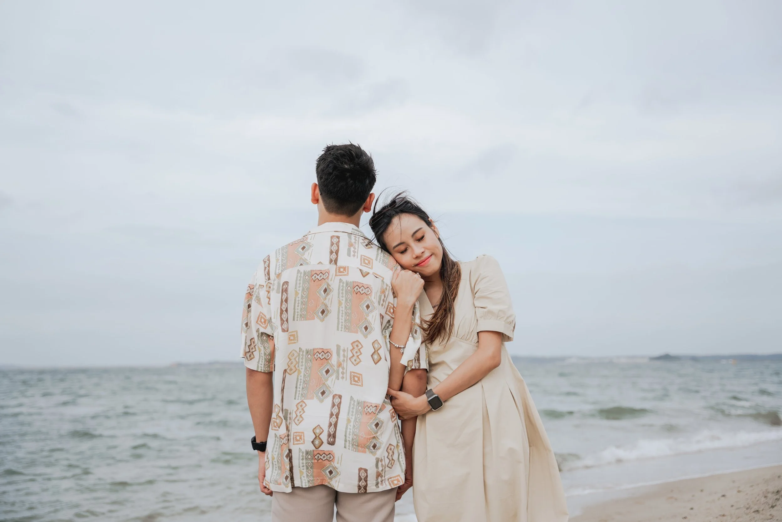 couple-photoshoot-by-the-sea