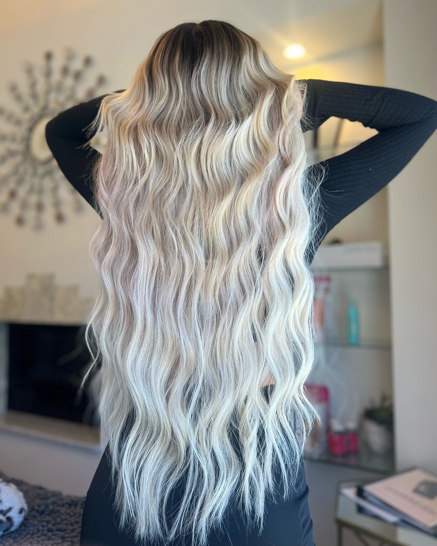 It's all about the perfect blend! *Chef's kiss* Jennifer worked her magic with heavy baby lights, a seamless shadow root, and the ultimate wow factor: two rows of 24&quot; extensions. We're fully in love 💖✨

#perfectblend #babylights #shadowroot #24