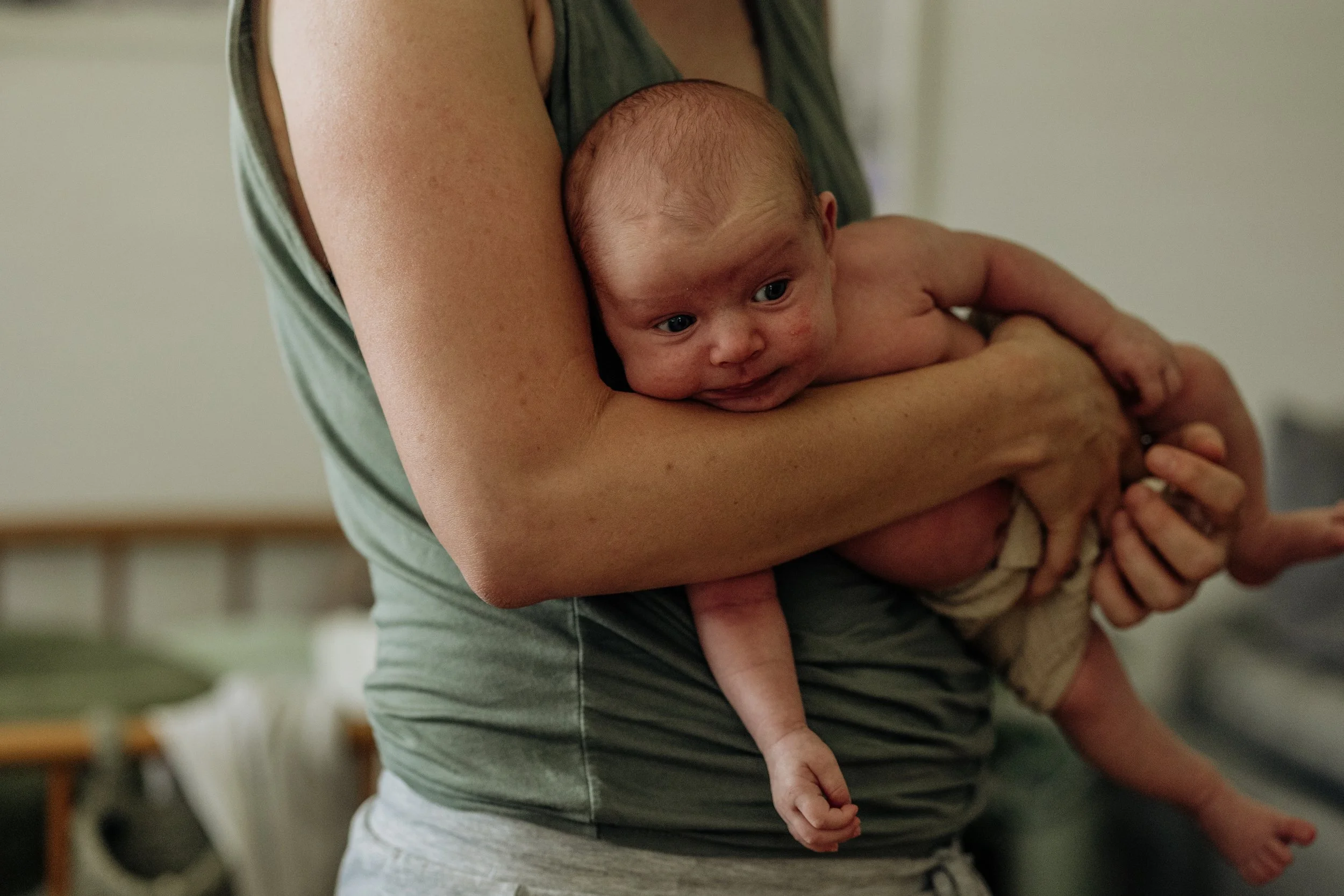 Wochenbett Fotografie Baby auf dem Arm Vorarlberg