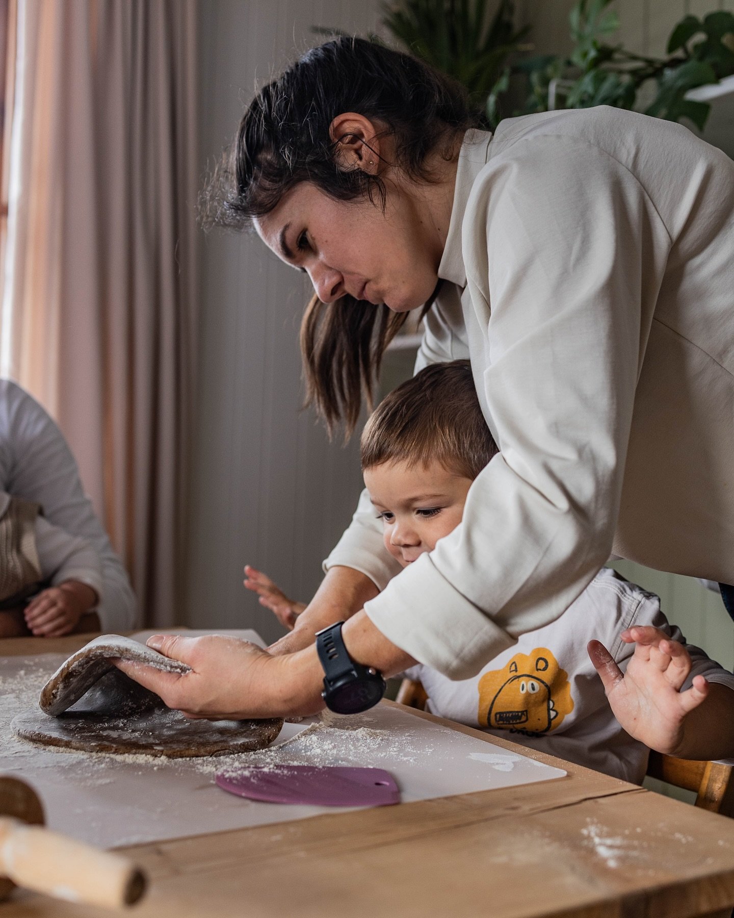 In der Weihnachtsb&auml;ckerei 🍪 
Perfekt f&uuml;r ein dokumentarisches Familienshooting in der Vorweihnachtszeit 🌲🍪🕯️

#kinderfotografie #kidsphotography #elternschaft #familyphotography #homestory #familienfotografie #familienleben #familylife 
