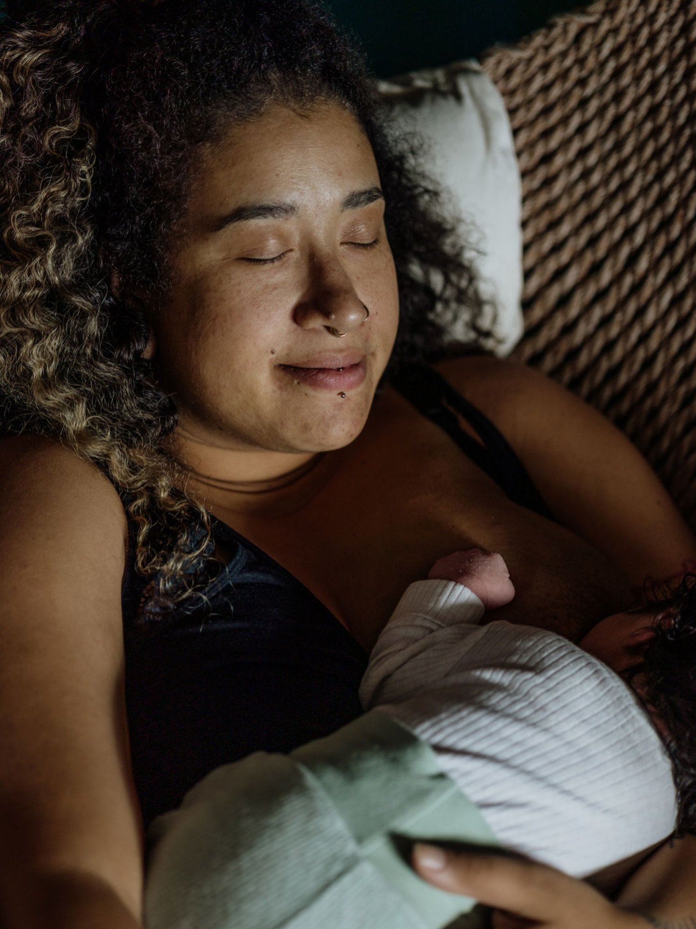 Und dann darf man einfach nur genie&szlig;en ✨

mit @lealebowski 

#babyfotografie #newbornphotography #familyphotography #homestory #wochenbett #stillen #breastfeedingmom  #breastfed #stillenistliebe #familienfotografie #dokumentarischefamilienfotog
