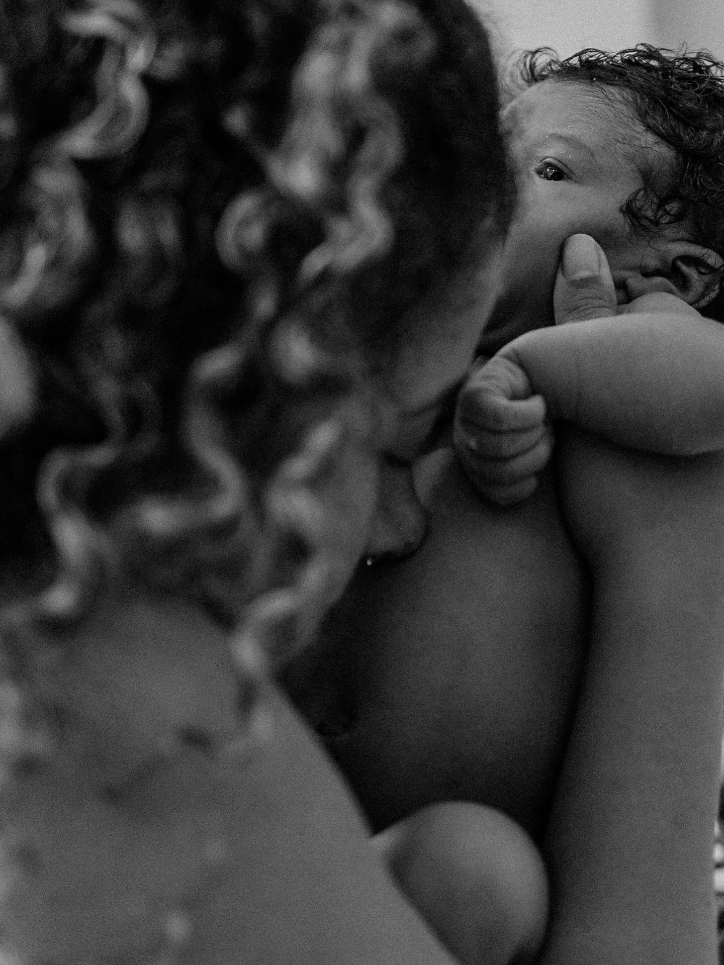 Dieser Duft. 
Zart schmeckend nach Neubeginn. 
Unbeschwertheit. 
Ich kenne dich noch kaum und doch bist du bereits alles, was meine Gedanken besch&auml;ftigt.

mit @lealebowski 

#wochenbett 
#newborn
#dokumentarischefamilienfotografie 
#mutterschaft