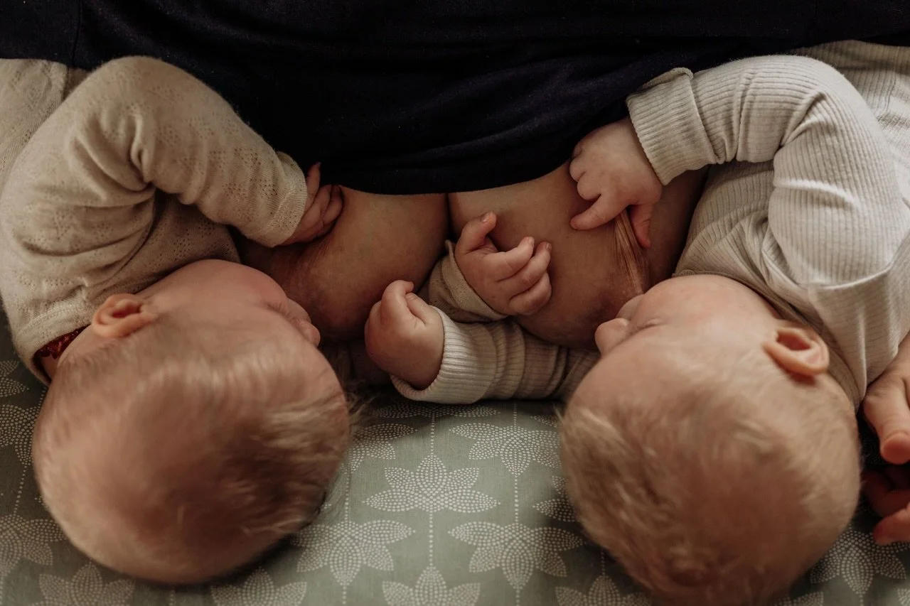 Mutterschaft mit Zwillingen bedeutet Gewicht auf beiden Armen. 
N&auml;chte, die ineinanderlaufen, bis man nicht mehr wei&szlig;, wo man aufh&ouml;rt und die beiden anfangen.
Zwei Bed&uuml;rfnisse, die durch mich hindurch wollen.
Zwei Kinder, die wei