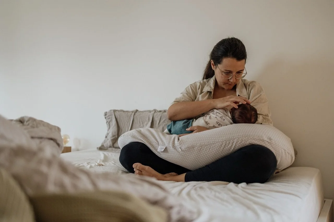 Stillen ist mehr als Nahrung.
Es ist N&auml;he die man nicht sehen, aber tief sp&uuml;ren kann. Ein Moment in dem die Welt leiser wird und nur noch ihr zwei existiert.

Es schenkt Trost wenn Worte fehlen und Sicherheit in einer v&ouml;llig neuen Welt