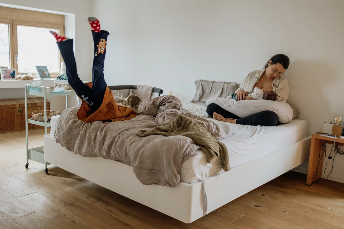 Wochenbett ist nicht gleich Wochenbett.

Manchmal ist es leise und sanft, getragen von diesem Zauber zwischen Haut auf Haut, duftendem Babyk&ouml;pfchen und einer Welt, die nur im Hier und Jetzt stattfindet.
Und manchmal ist es laut. Mit h&uuml;pfend