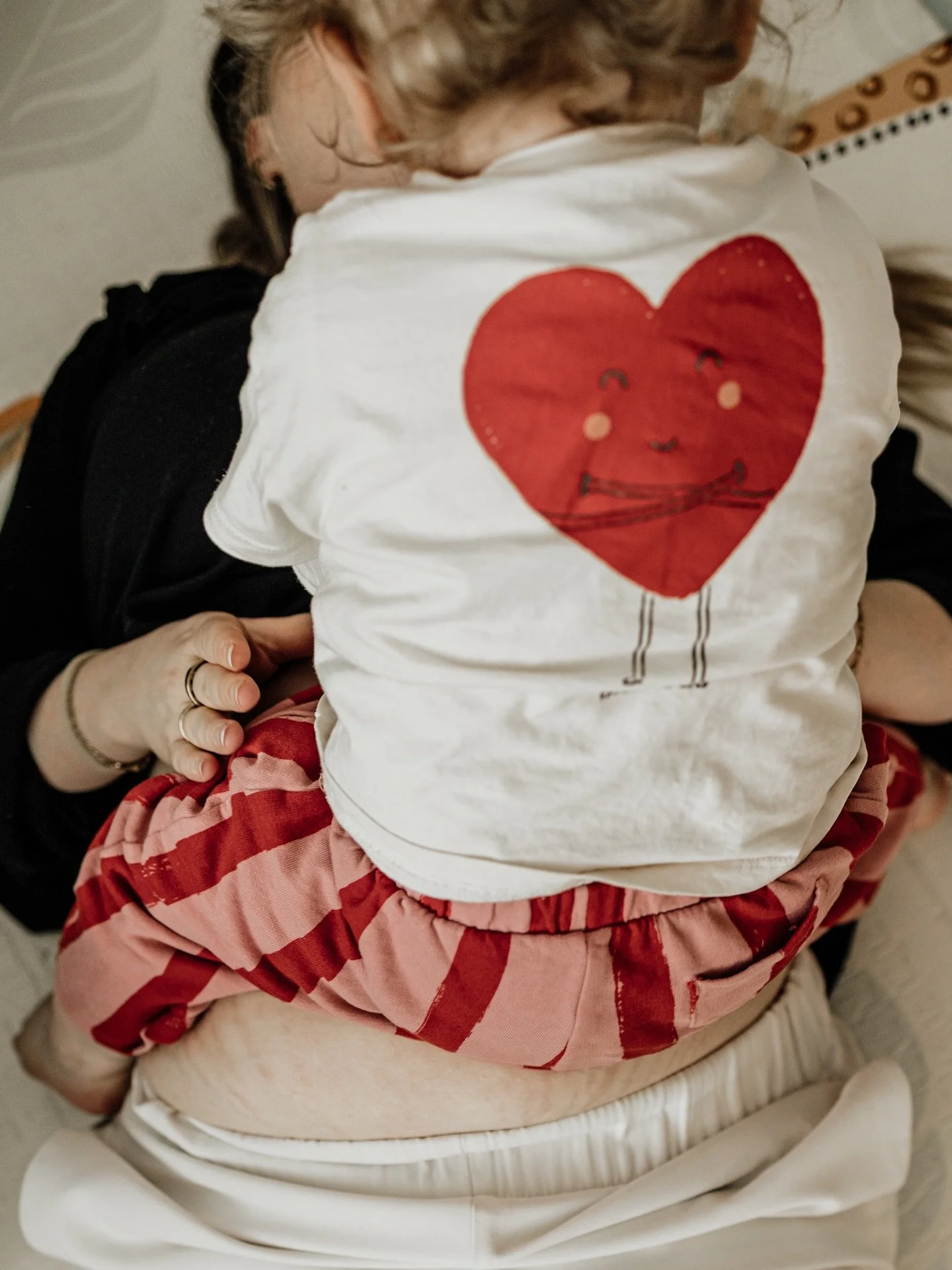 #projektmutterschaft 

Es muss nicht immer Haut auf Haut sein. 
Es muss nicht immer ein kleines Baby sein. 
Es muss nicht immer stillend sein. 

Mutterschaft hat so viele Facetten. 
Mutterschaft ist viel mehr als das, was wir oft zu sehen bekommen: g