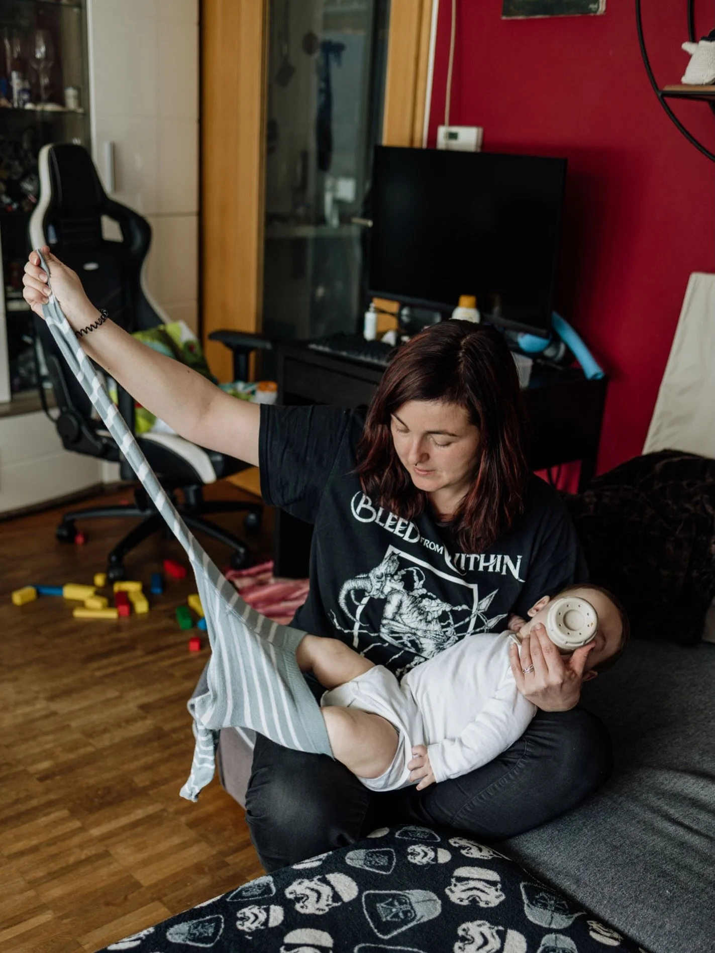 Wer kennts? 😁 
Meine beiden bringt das immer unglaublich zum lachen, wenn die Strumpfhose so ausgezogen wird. 

#mutterschaft 
#fl&auml;schchengebenistauchliebe 
#projektmutterschaft 
#familienfotografievorarlberg 
#motherstoriesfotografie