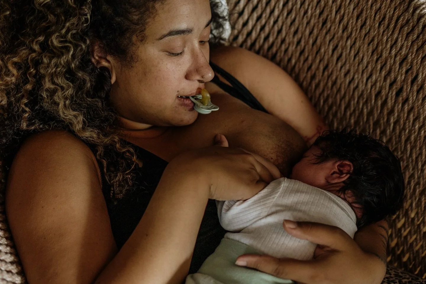 Liebe Mamas,

ihr macht das gut.
Ihr seid genug.
Ihr seid wundervoll.

Lasst euch von niemandem etwas anderes einreden, vor allem nicht von euch selbst.

Und zeigt euch.
Geht mit auf die Bilder. Nicht irgendwann, wenn ihr euch &bdquo;fertig&ldquo;, &