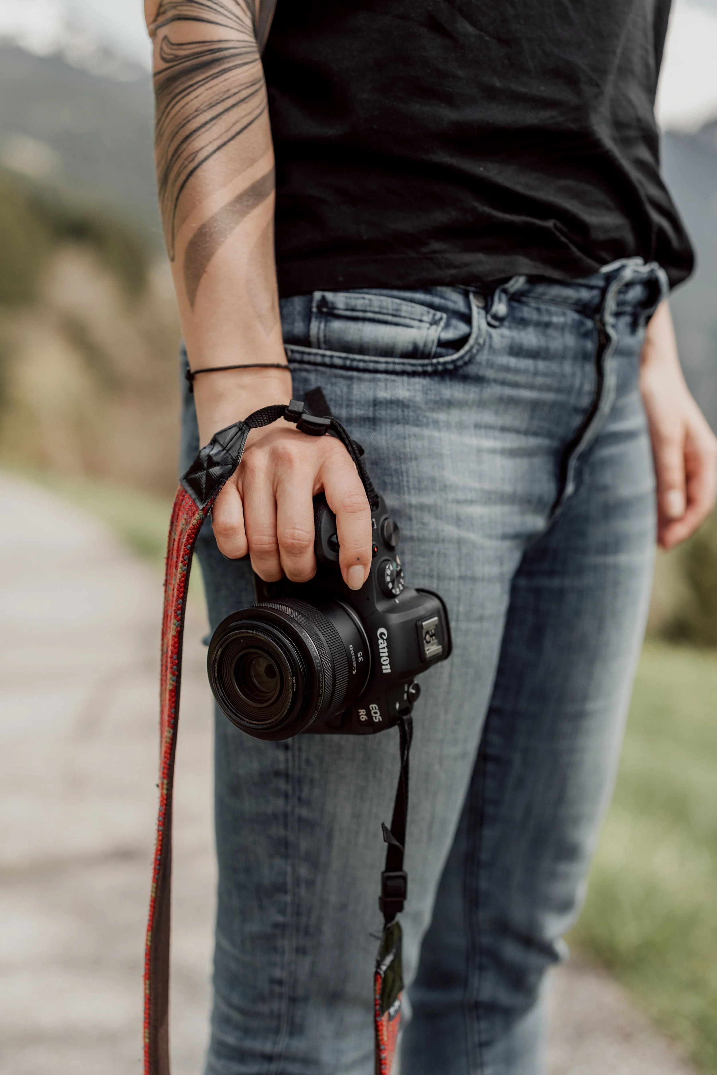 Arm mit Kamera in der Hand