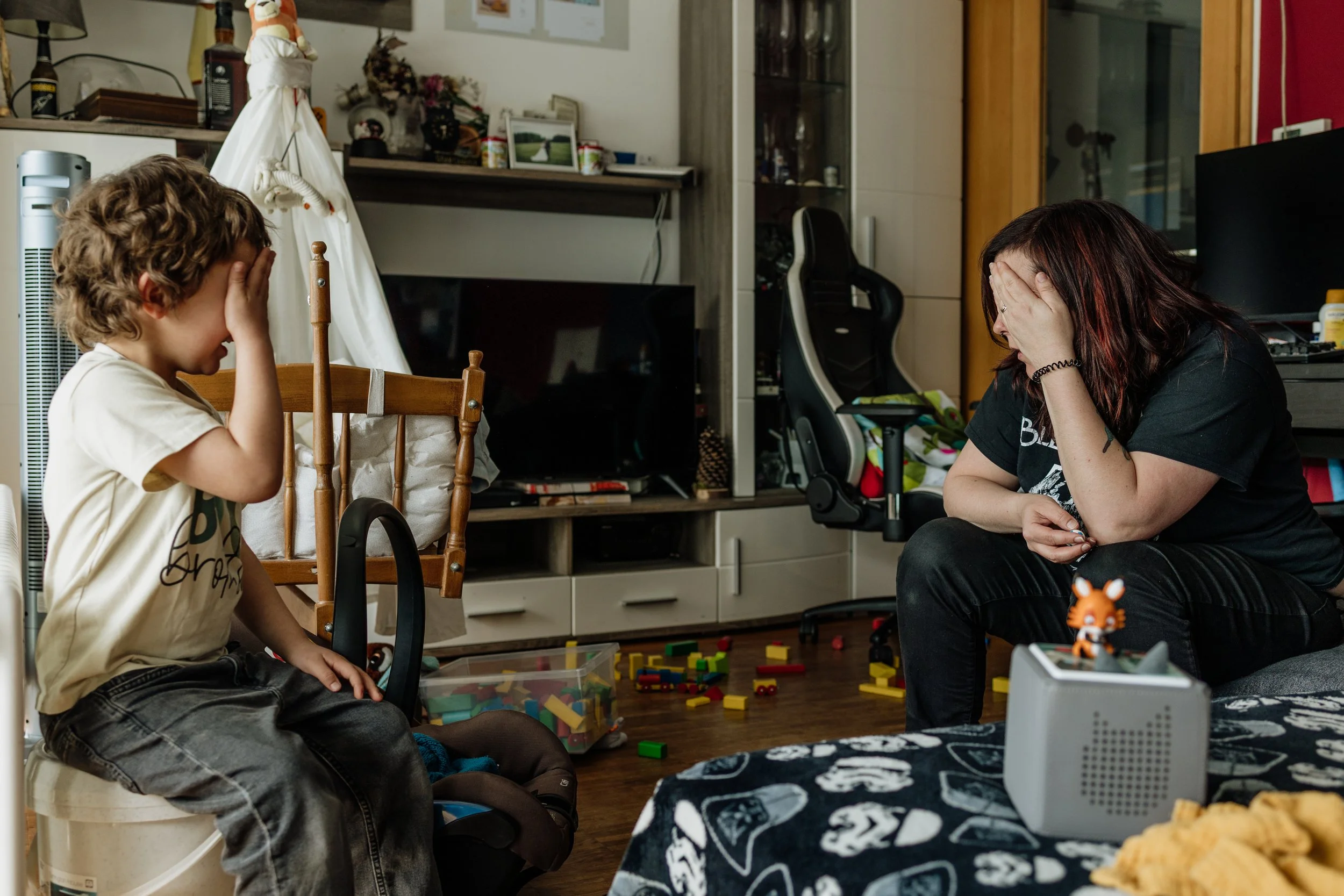 Mama spielt mit Kind Lego und Verstecken Vorarlberg