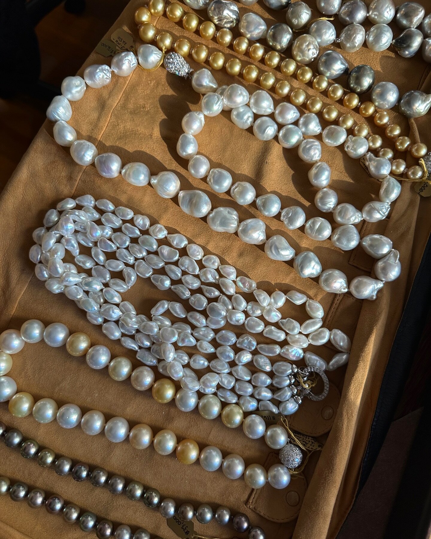 Pearls make the world go round 😉✨
.
.
.
#finejewelery #pearlnecklace #pearljewelery #pearl #jewleryoftheday #jewelryaddiction  #eclatjewels #instajewellery #collector #newyork #winterstyles #gem #bijoux #handmadejewelry #winterjewelry