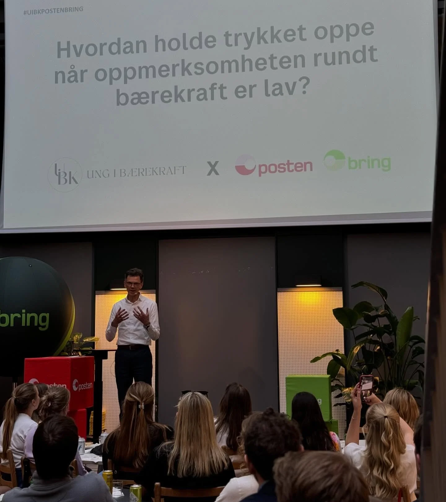 Forrige uke samlet vi medlemmene v&aring;re hos @posten_bring til en kveld om et viktig sp&oslash;rsm&aring;l:

Hvordan holder vi trykket oppe n&aring;r oppmerksomheten rundt b&aelig;rekraft er lav?

Oslo leverte str&aring;lende sol, men heldigvis to
