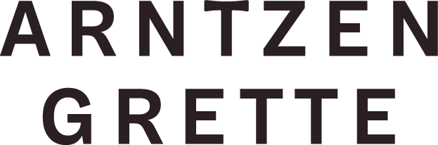Logo med teksten "Arntzen Grette" i store, svarte bokstaver.